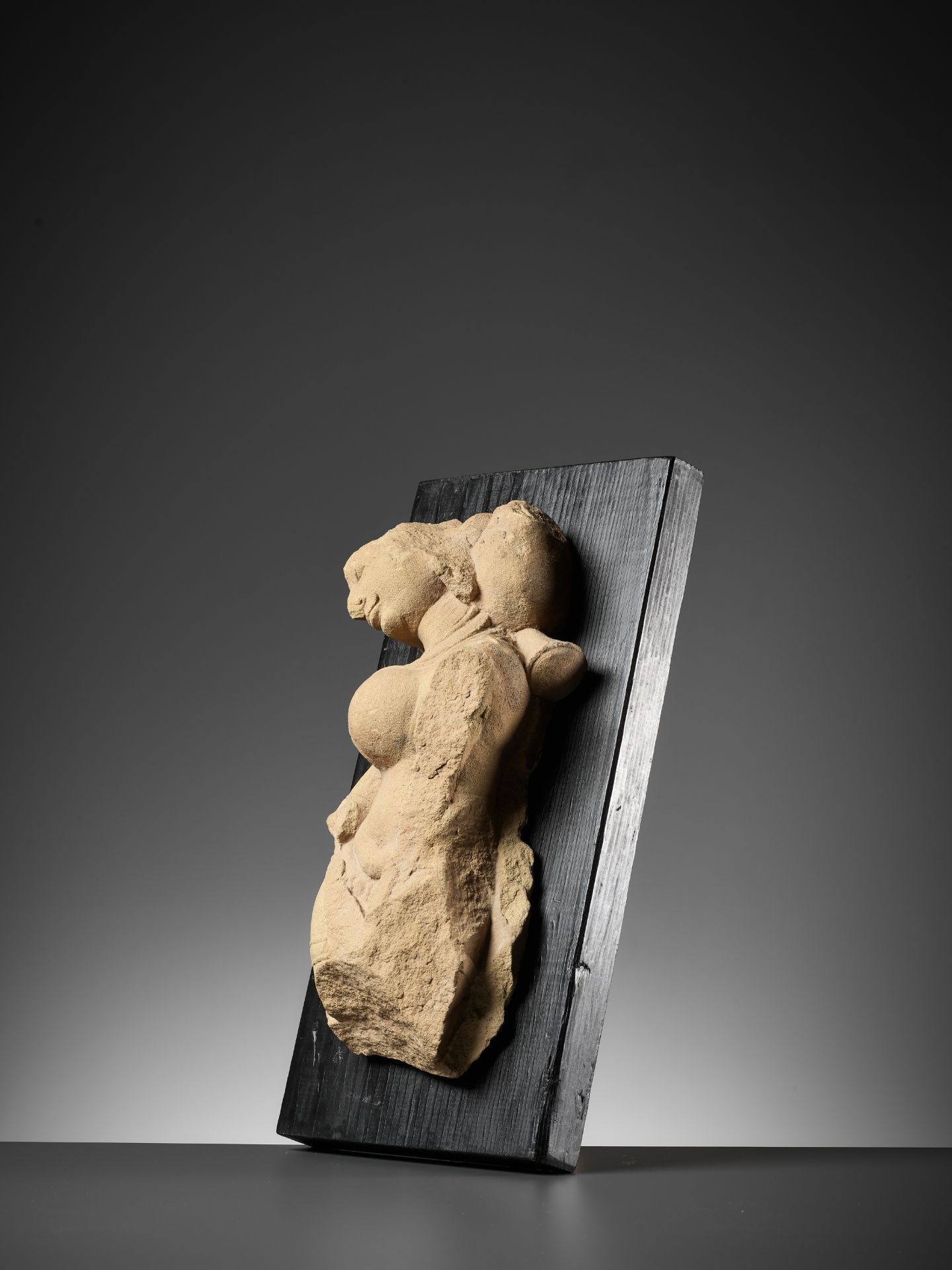 A SANDSTONE FIGURE OF A CELESTIAL WOMAN, SURASUNDARI - Image 7 of 8