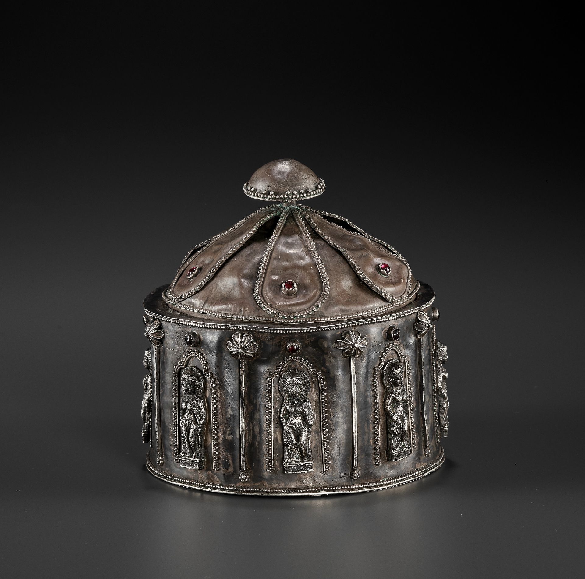 AN INDIAN MIXED METAL BOX AND COVER, 18th - 19th CENTURY