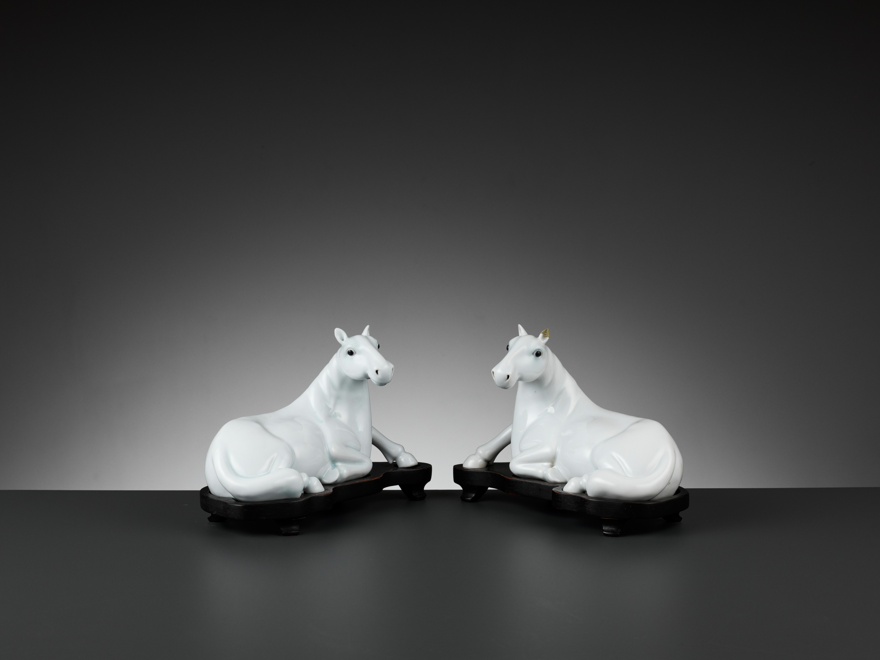 A PAIR OF WHITE-GLAZED FIGURES OF HORSES, QING DYNASTY - Image 2 of 10