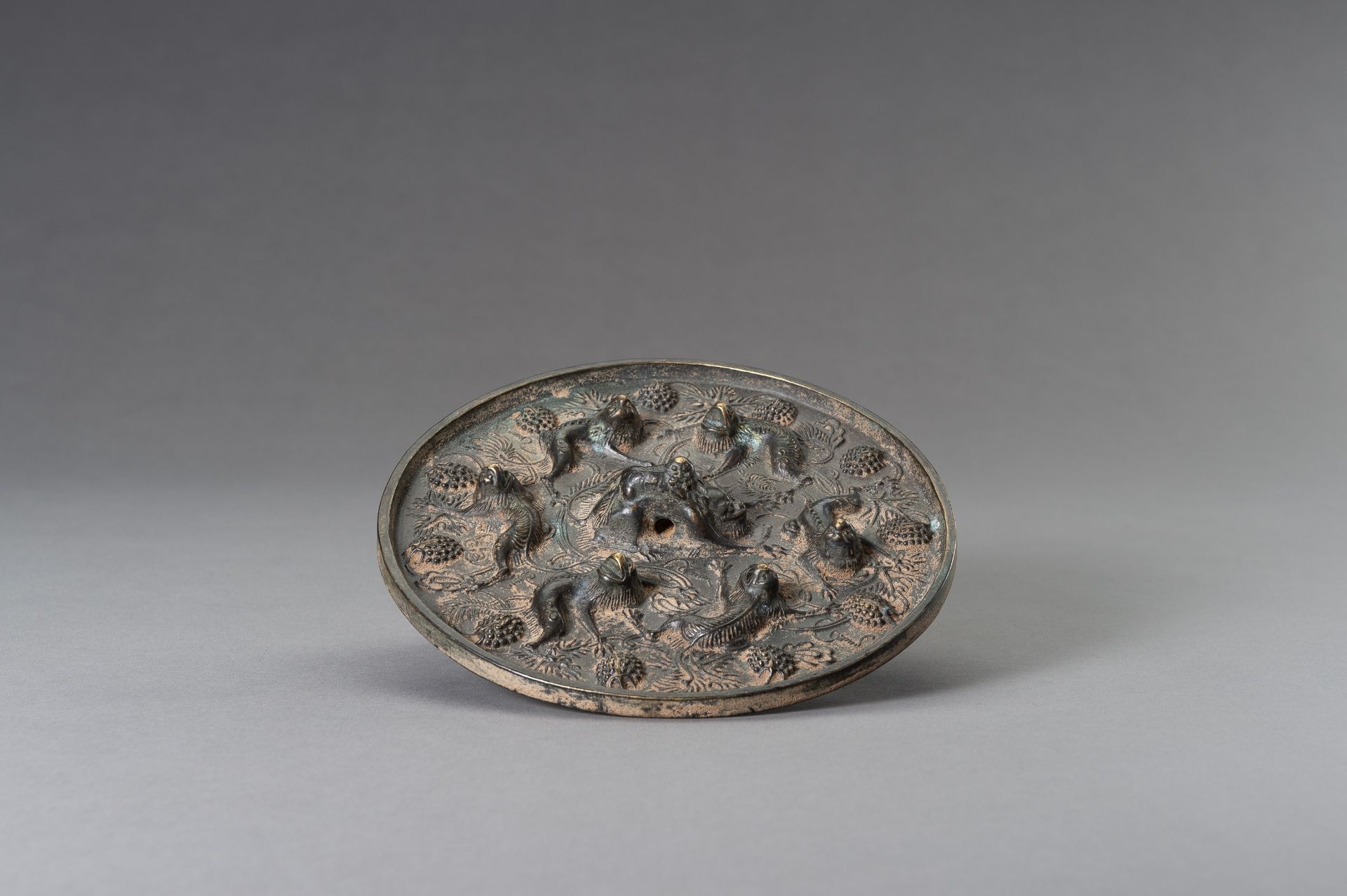 A TANG-STYLE BRONZE 'LIONS AND GRAPEVINES' MIRROR - Image 5 of 10