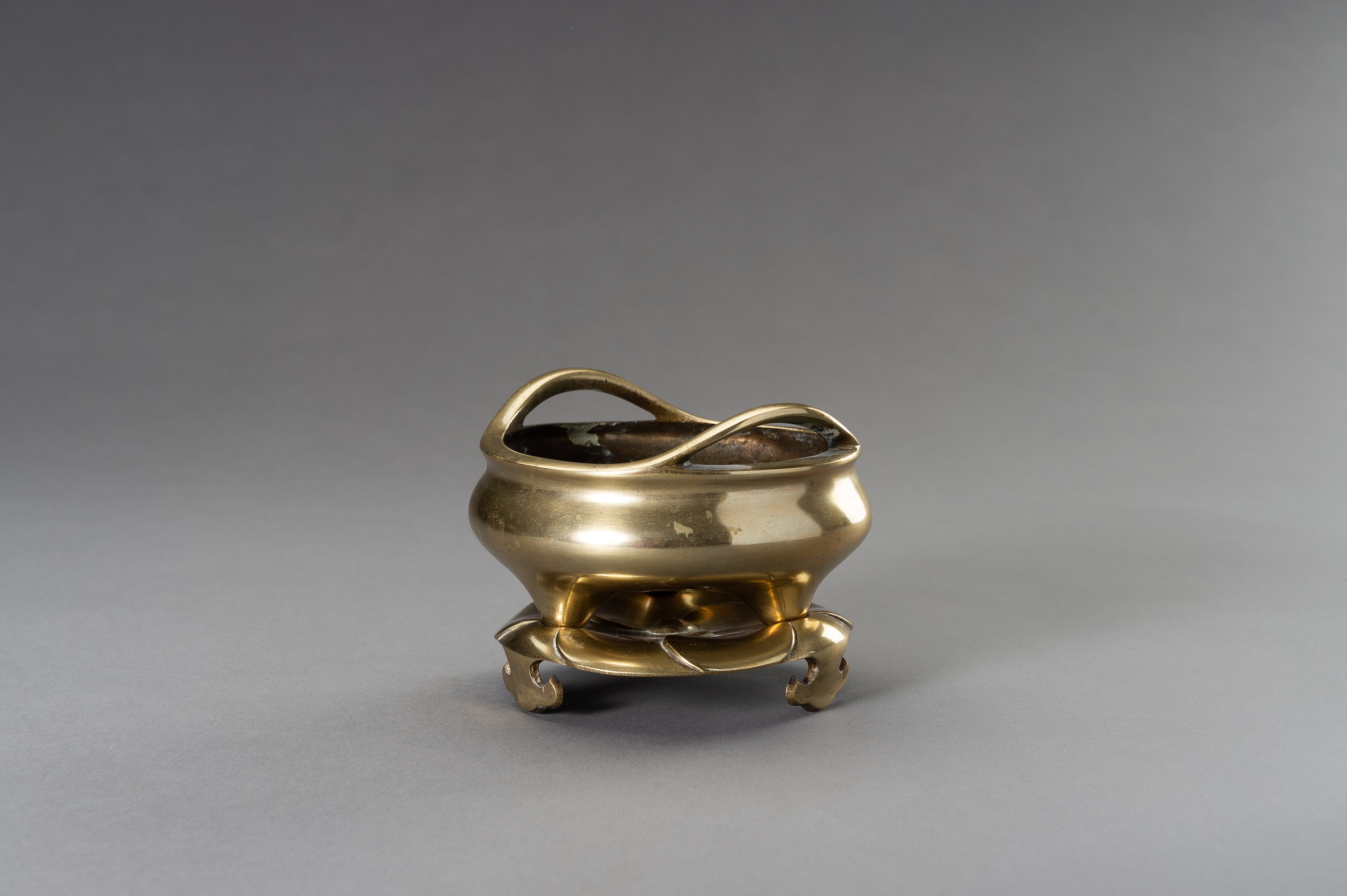 A GILT-BRONZE TRIPOD CENSER WITH MATCHING STAND - Image 5 of 10