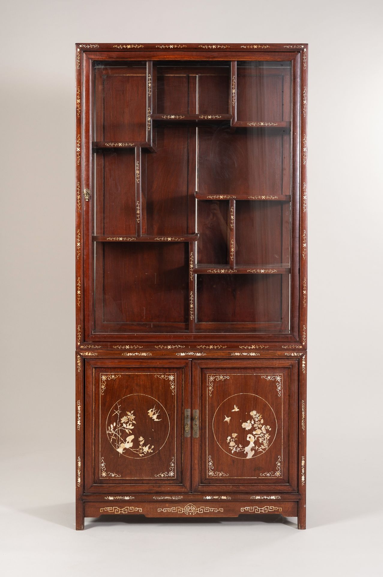 A PAIR OF MOTHER OF PEARL INLAID DISPLAY CABINETS, 1900s - Bild 22 aus 42
