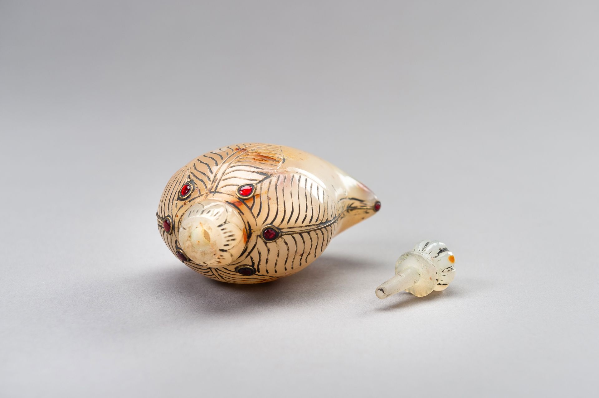 A MUGHAL-STYLE AGATE PERFUME BOTTLE - Image 8 of 12