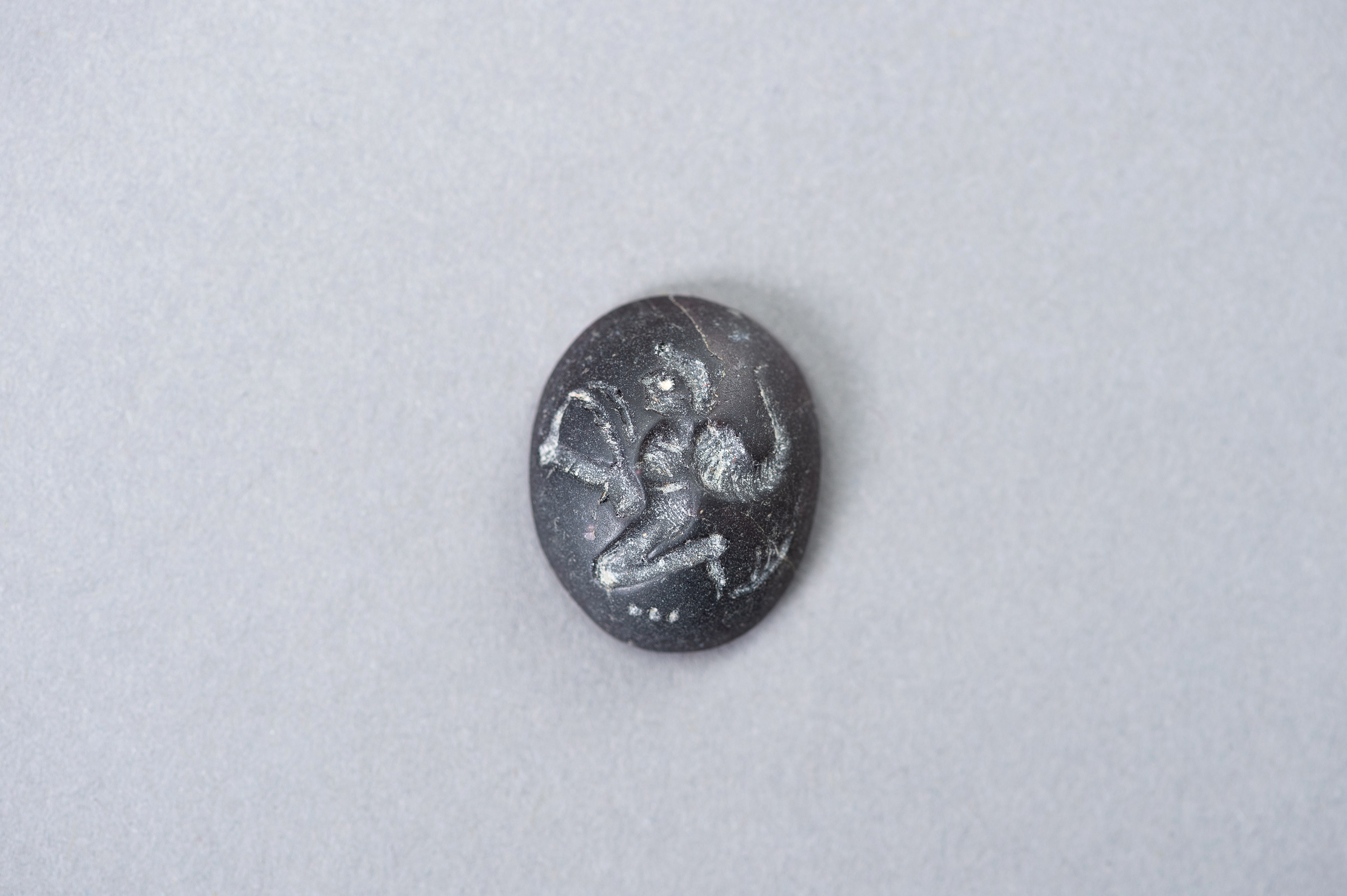 A SET OF THREE CARVED INTAGLIO SEALS - Image 2 of 7