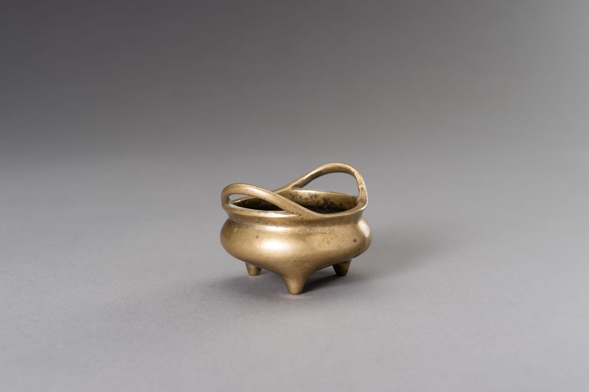 A MINIATURE BRONZE TRIPOD CENSER, QING DYNASTY - Image 7 of 9