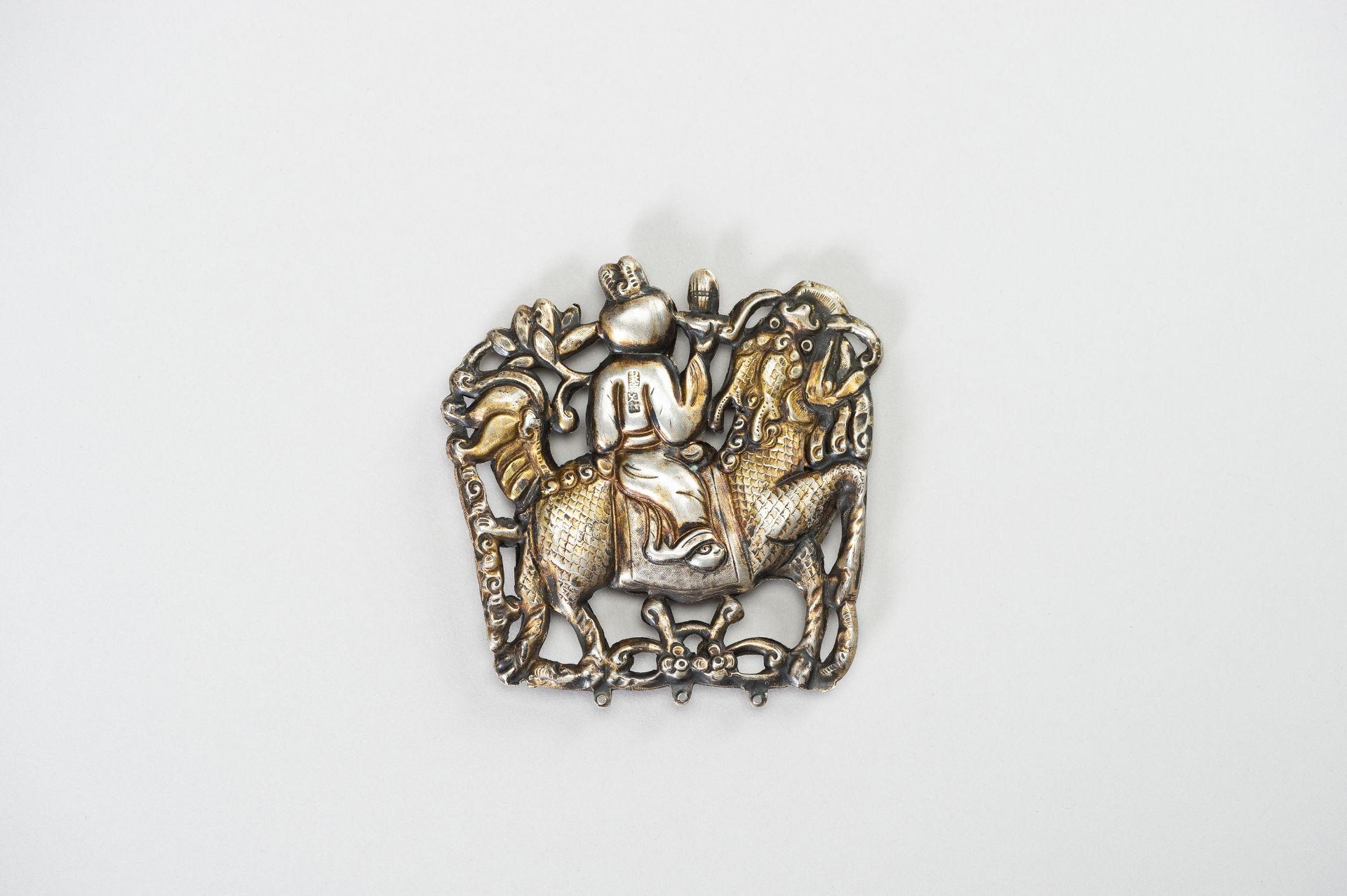 A PARCEL GILT SILVER REPOUSSE ORNAMENT OF GUANYIN ON A BUDDHIST LION - Image 6 of 7