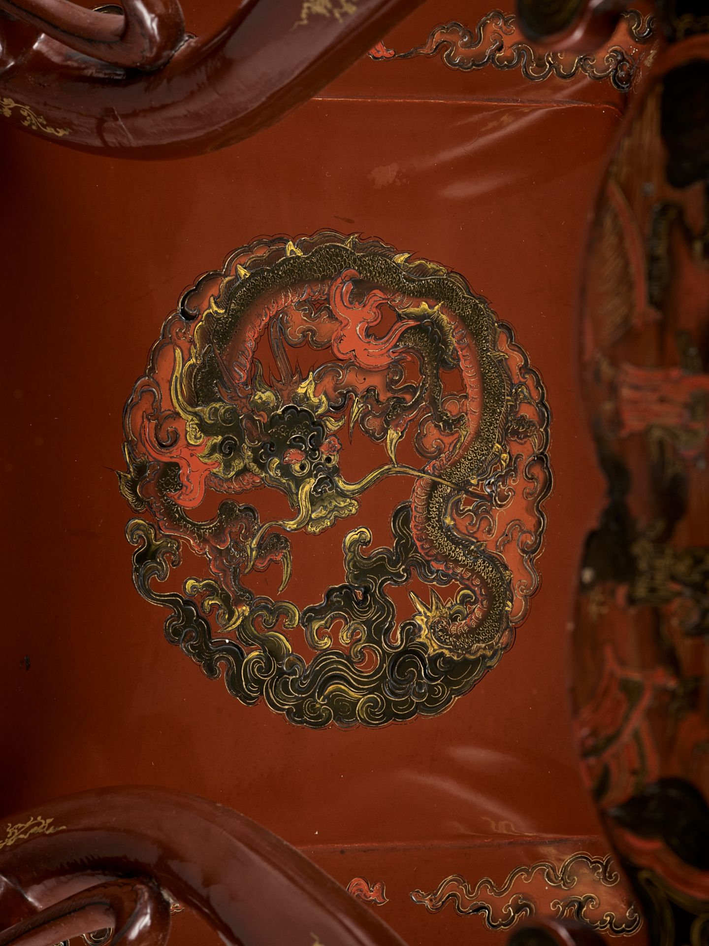 A GILT-DECORATED AND POLYCHROME LACQUERED INCENSE STAND, XIANGJI, MID-QING - Bild 3 aus 10