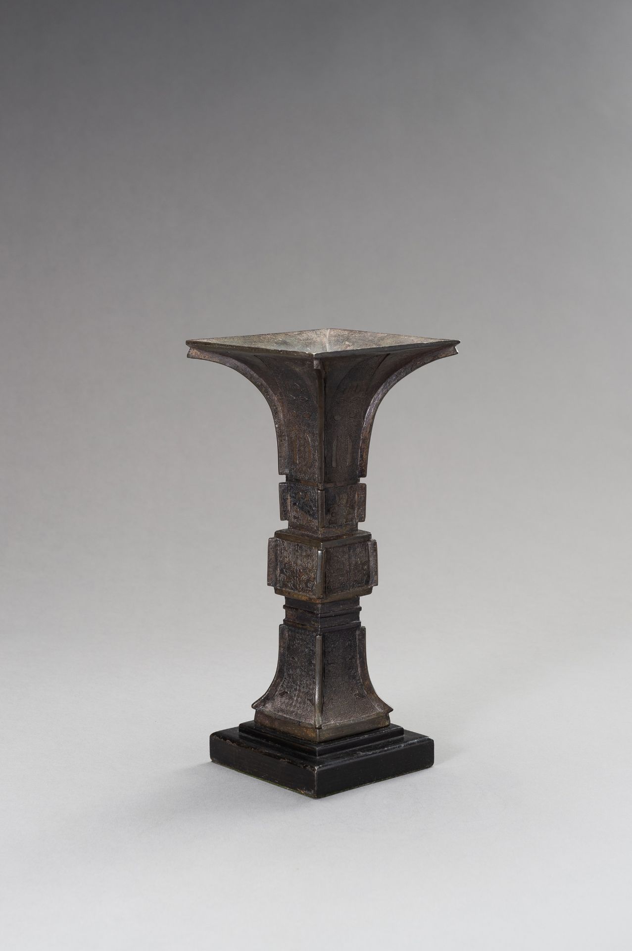 AN ARCHAISTIC BRONZE BEAKER VASE, GU - Image 6 of 11