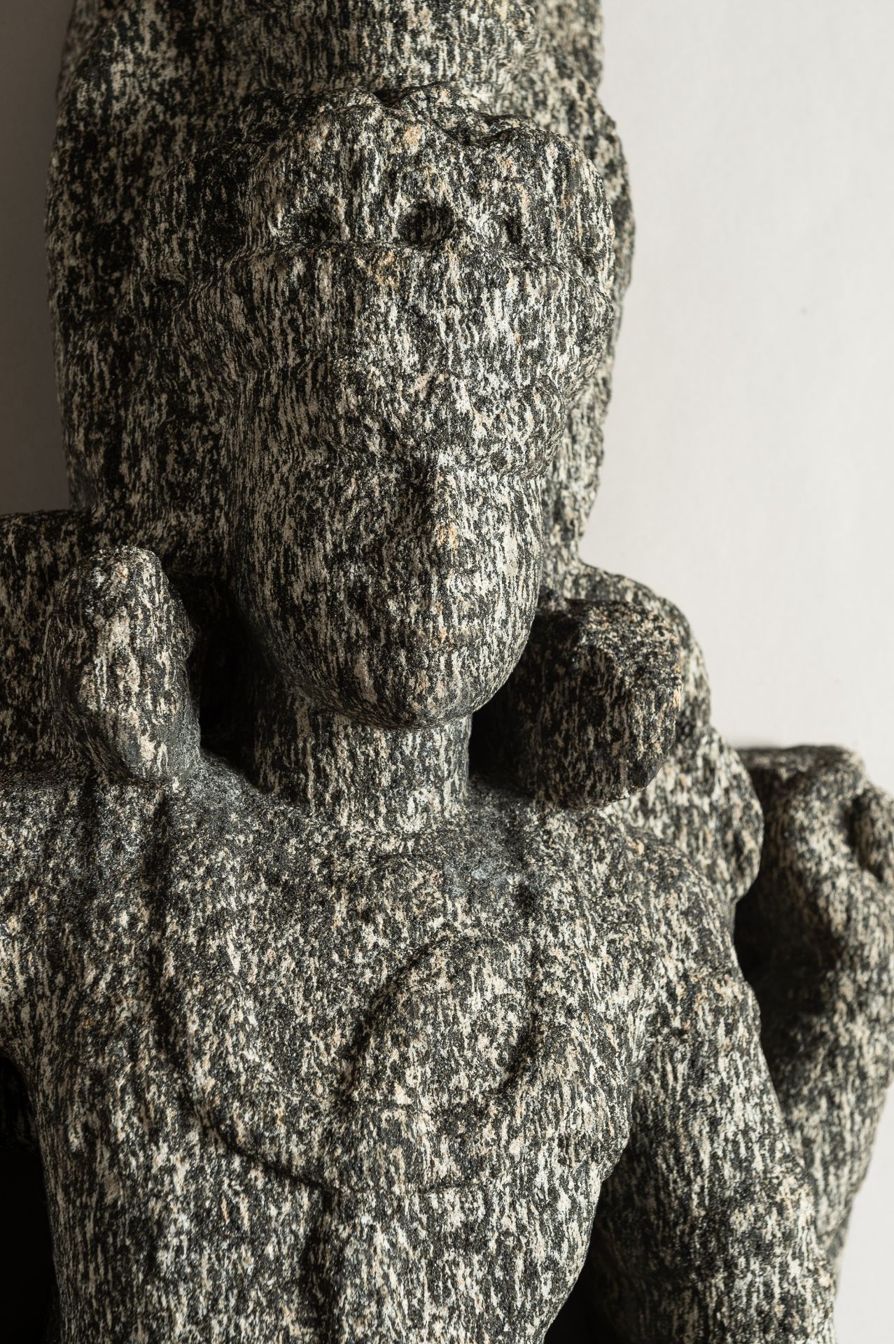 AN INDIAN GRANITE STONE STATUE OF A DEITY - Image 7 of 14