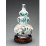 A LARGE FAMILLE VERTE TRIPLE-GOURD PORCELAIN VASE, QING