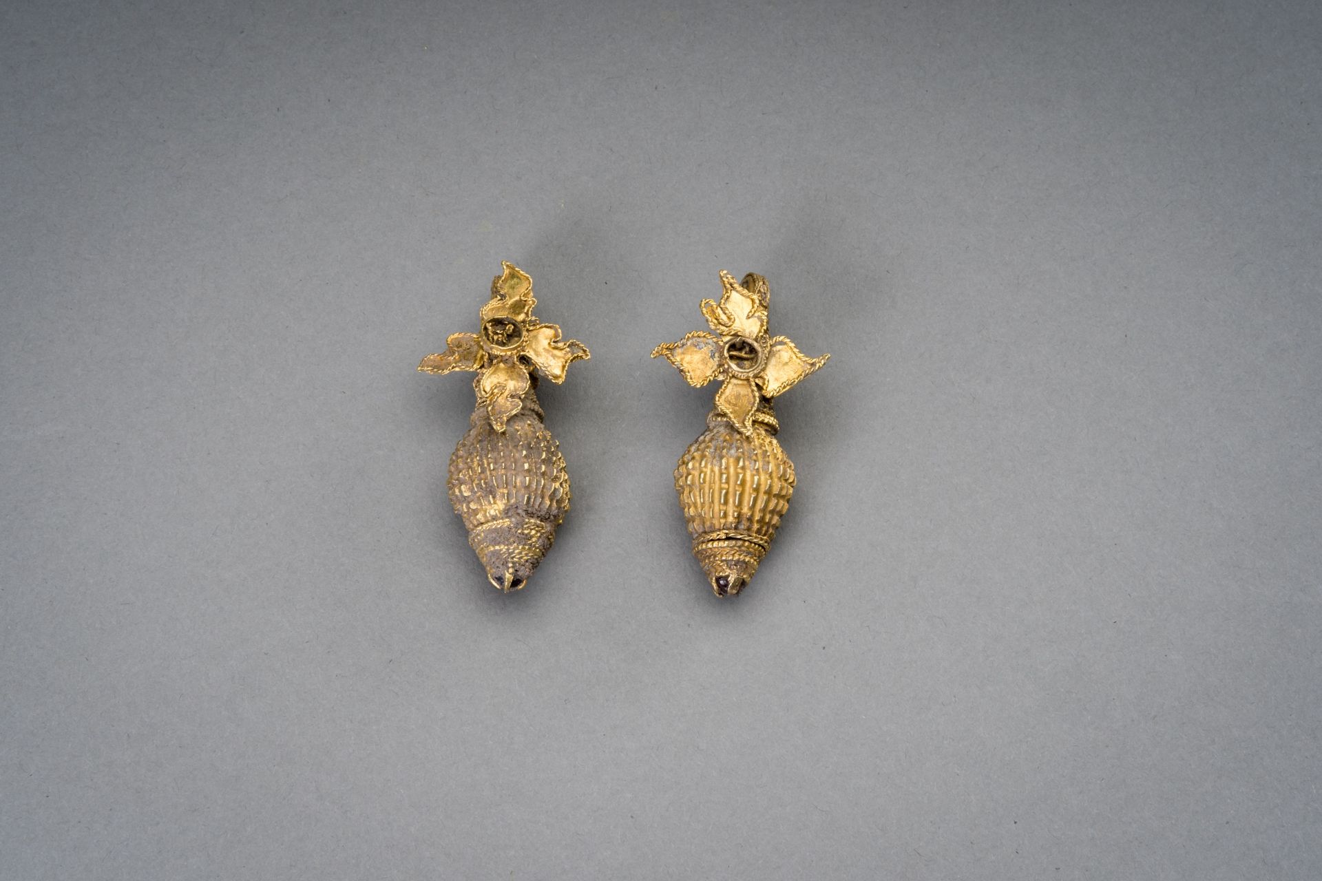 A PAIR OF INDIAN GOLD ORNAMENTS WITH CONCH AND FLOWER - Image 2 of 8