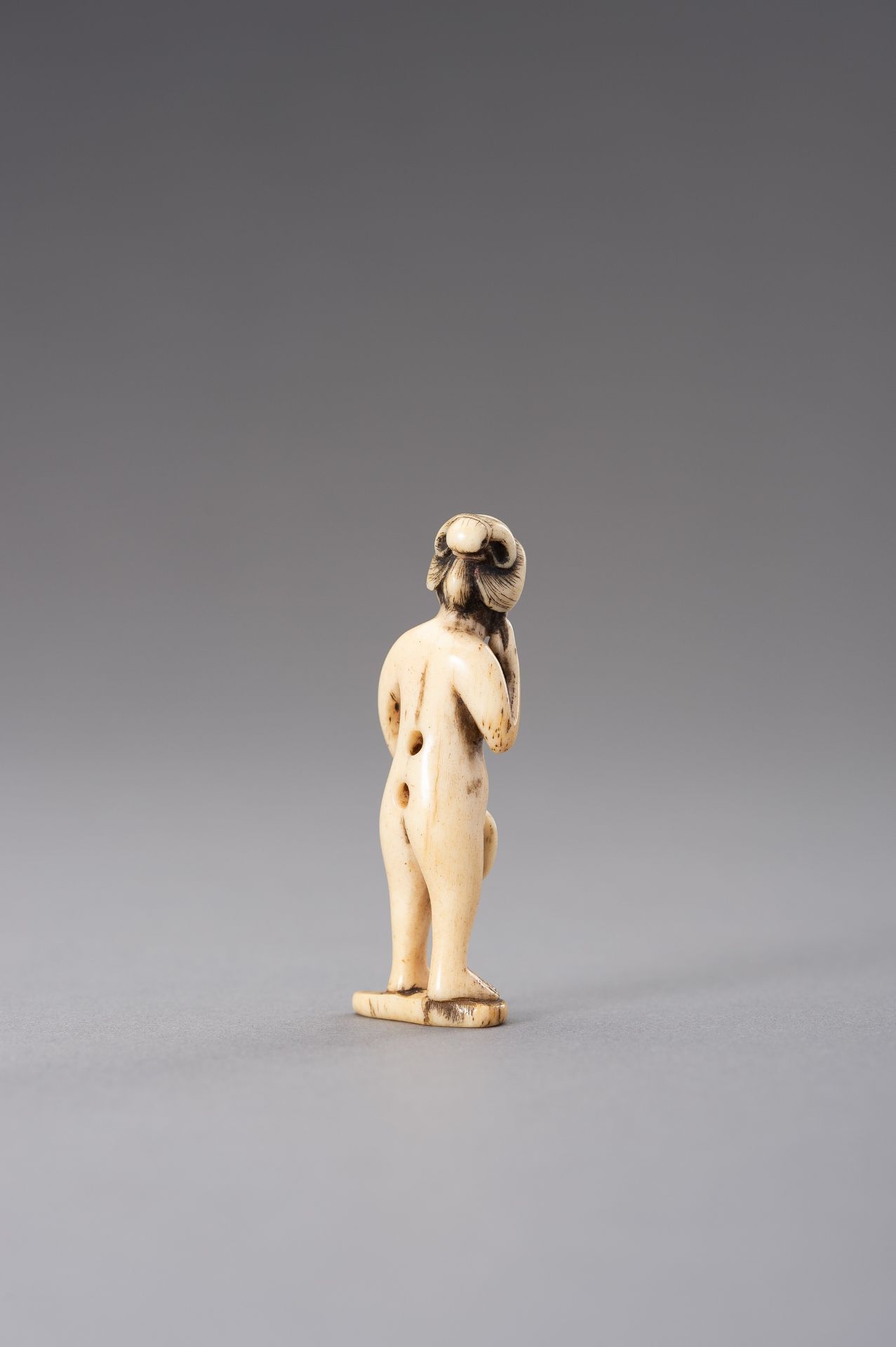 GYOKUZAN: AN IVORY NETSUKE OF A NUDE WOMAN WITH FAN - Image 5 of 9
