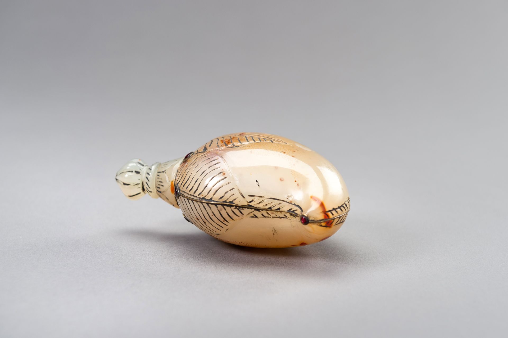 A MUGHAL-STYLE AGATE PERFUME BOTTLE - Image 12 of 12