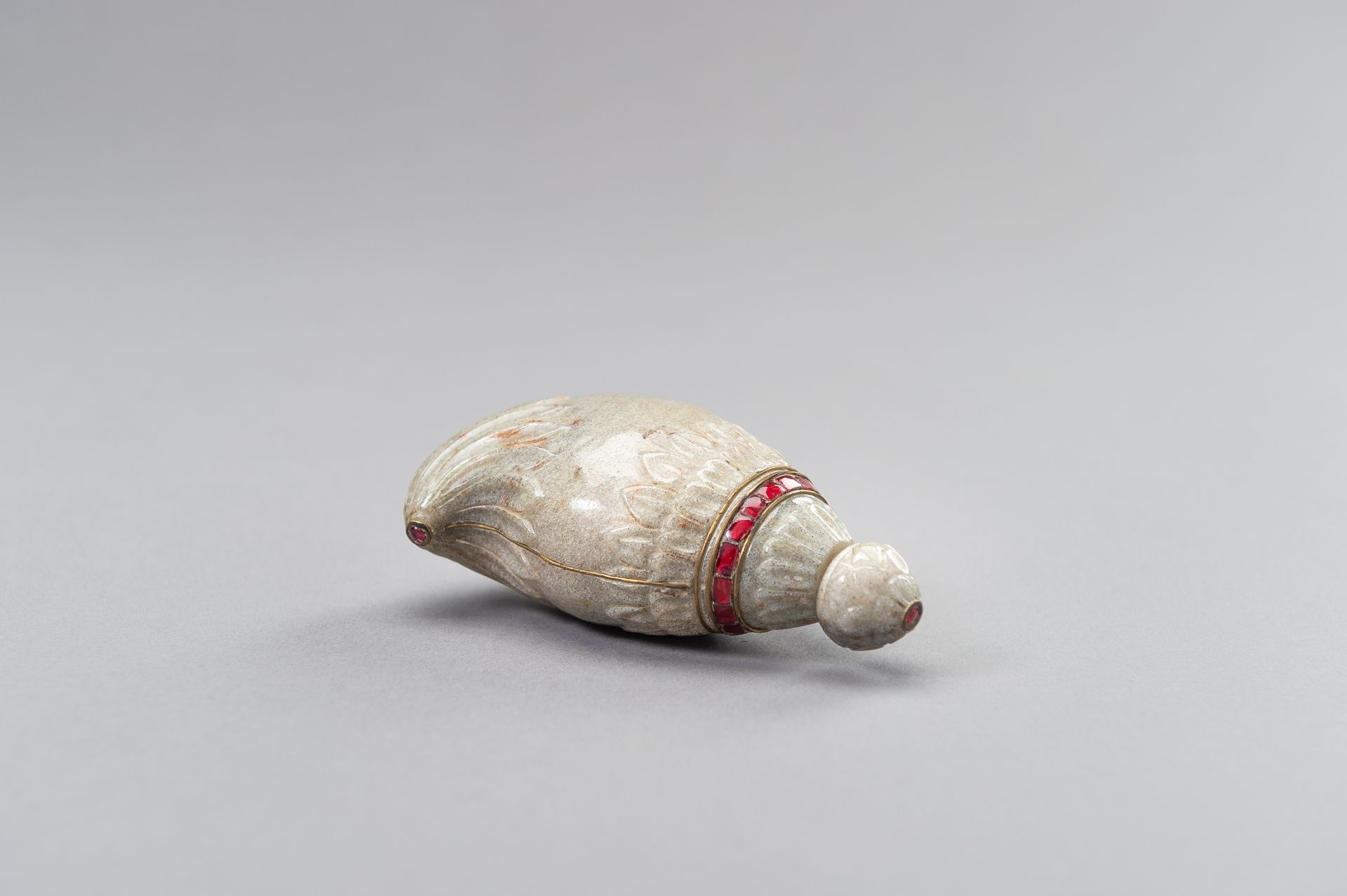 A MUGHAL-STYLE STONE PERFUME BOTTLE - Image 6 of 10