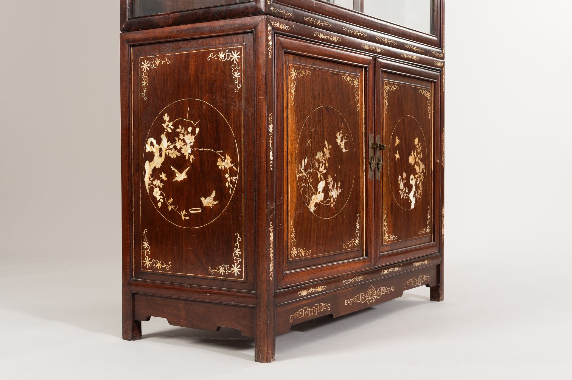 A PAIR OF MOTHER OF PEARL INLAID DISPLAY CABINETS, 1900s - Bild 21 aus 42