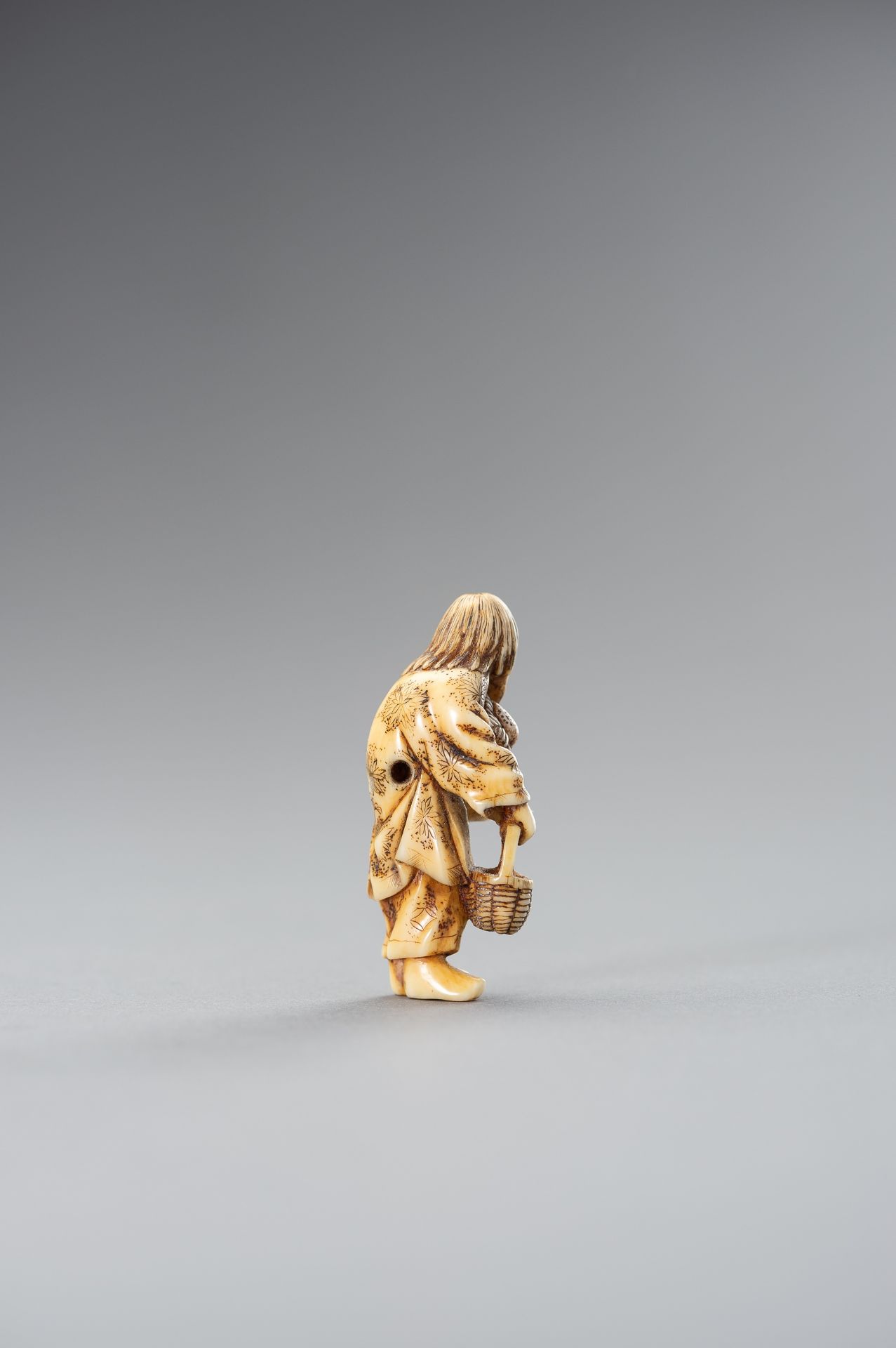 A SMALL IVORY NETSUKE OF TOBOSAKU SENNIN - Image 6 of 8