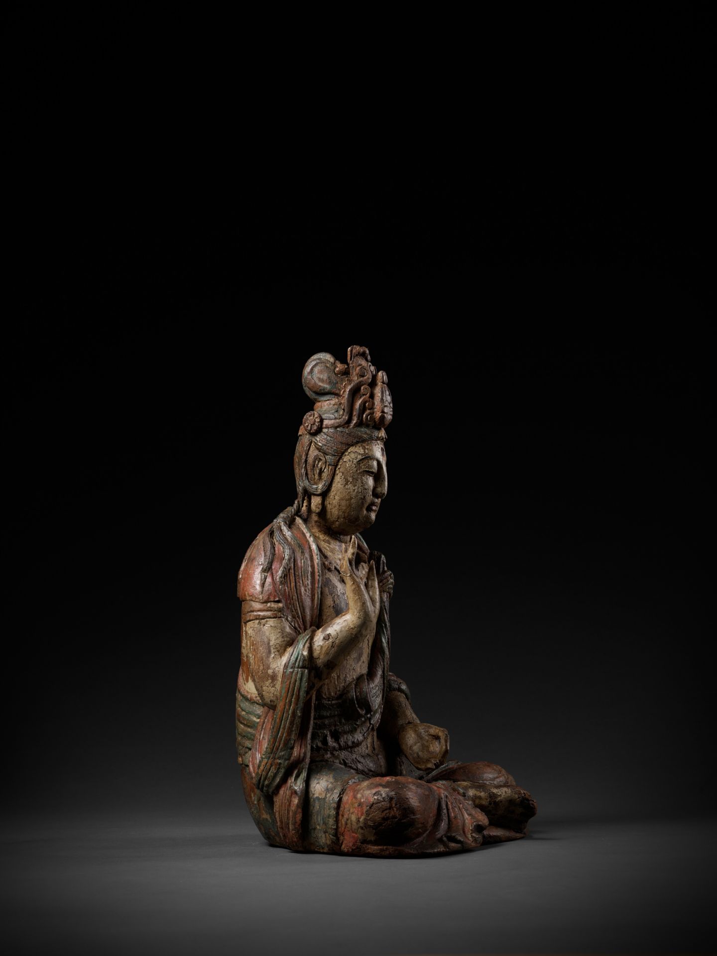 A POLYCHROME-PAINTED WOOD FIGURE OF GUANYIN, MING DYNASTY - Image 8 of 11