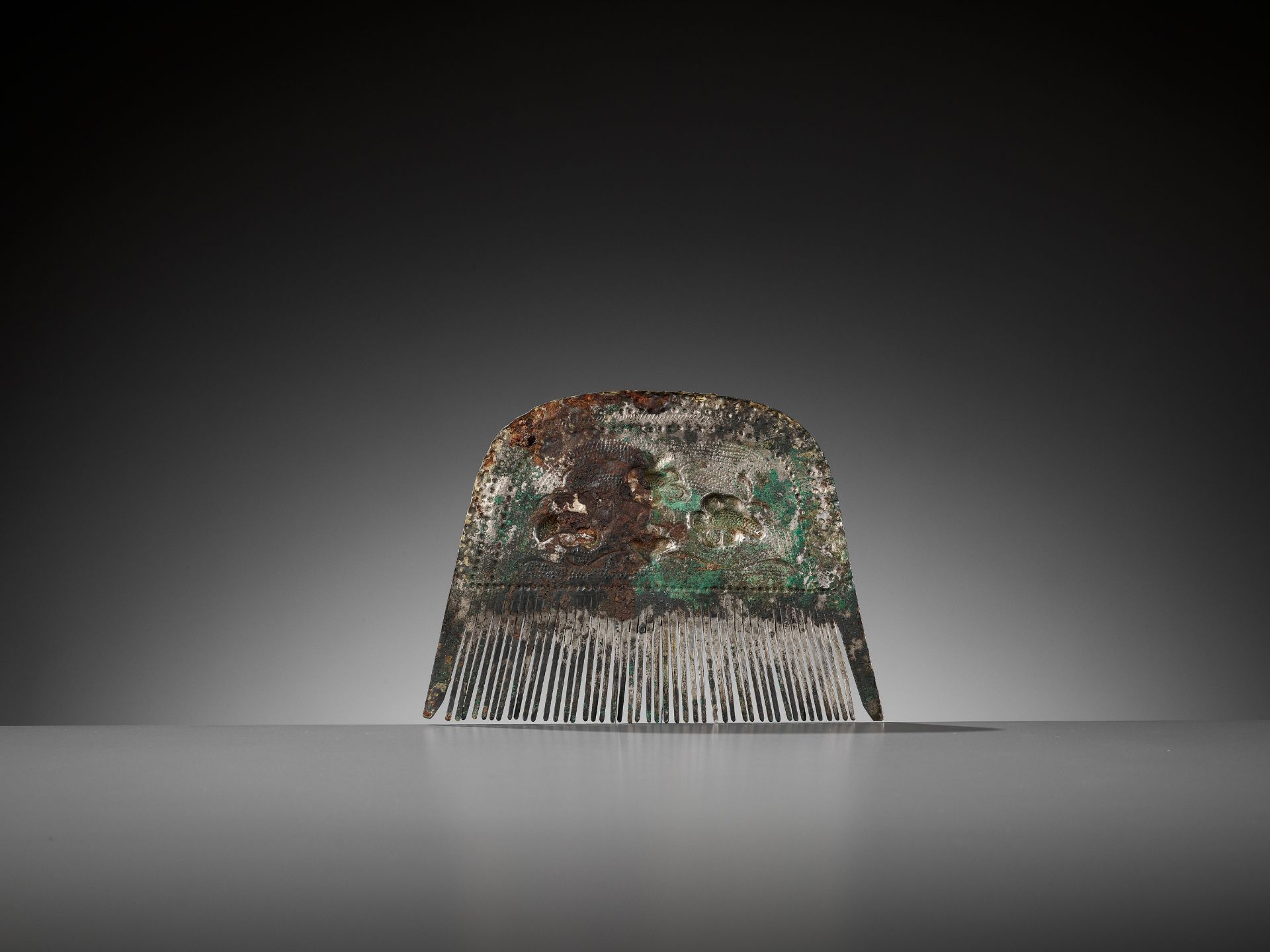 A PARCEL-GILT SILVER COMB, TANG DYNASTY - Image 9 of 12