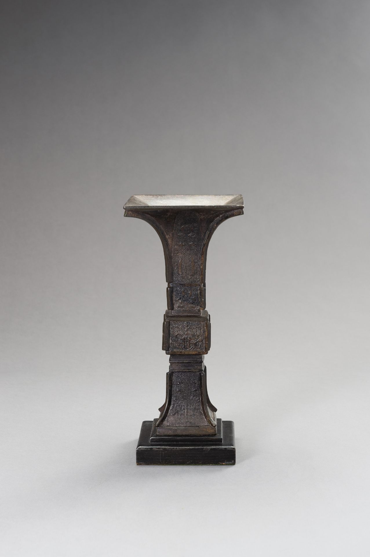 AN ARCHAISTIC BRONZE BEAKER VASE, GU - Image 4 of 11