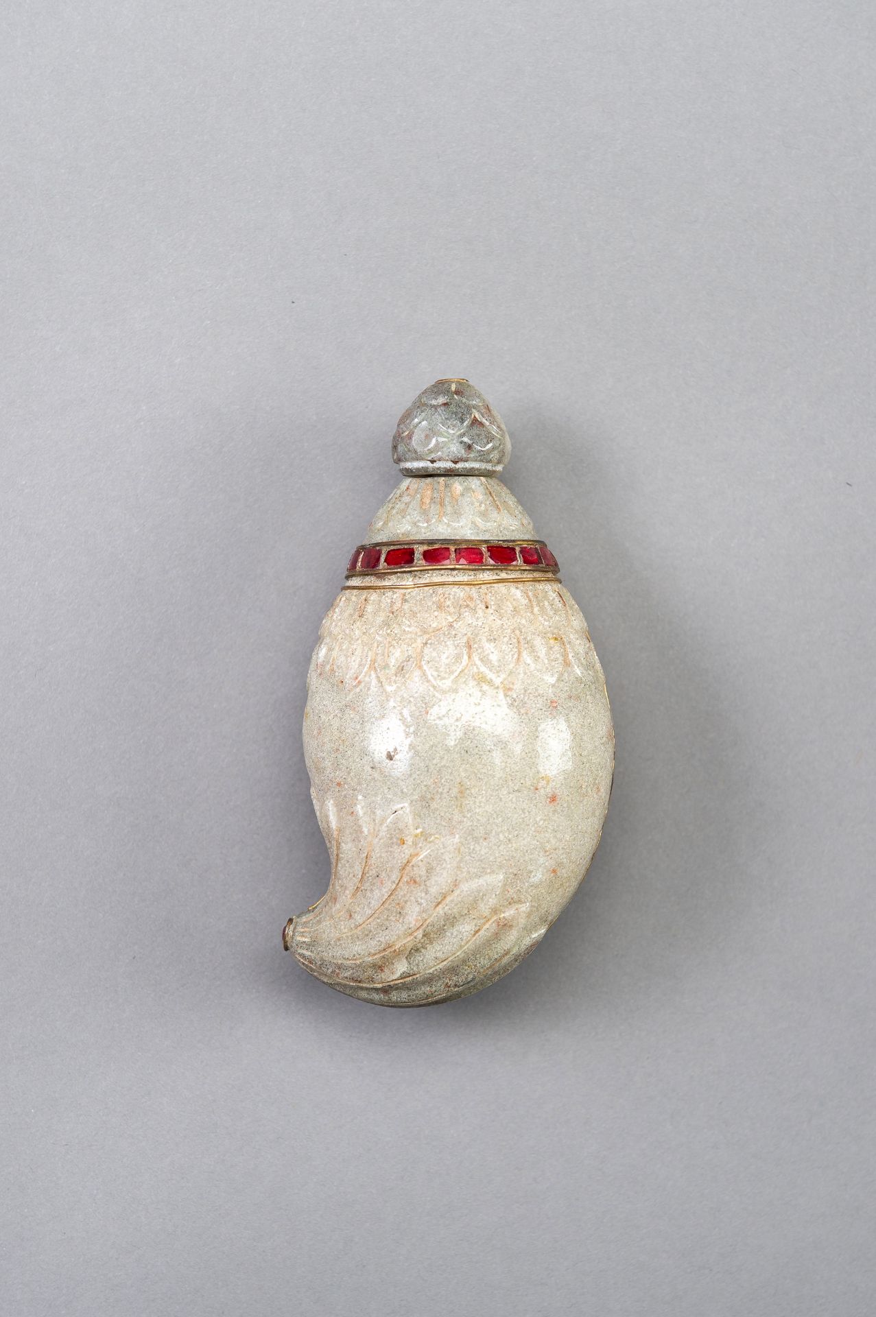 A MUGHAL-STYLE STONE PERFUME BOTTLE - Image 2 of 10