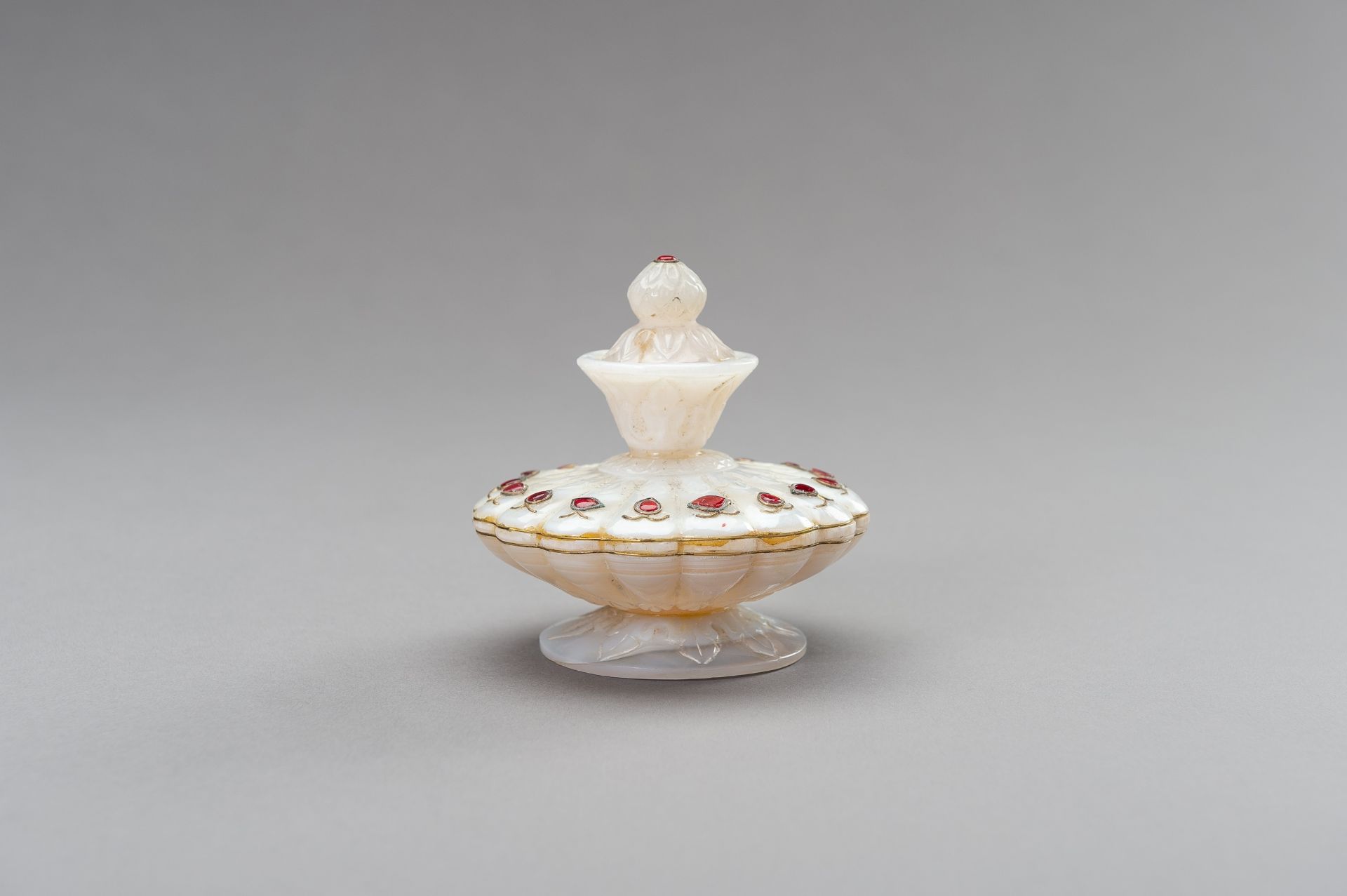 A MUGHAL-STYLE INLAID AGATE VESSEL - Image 7 of 12