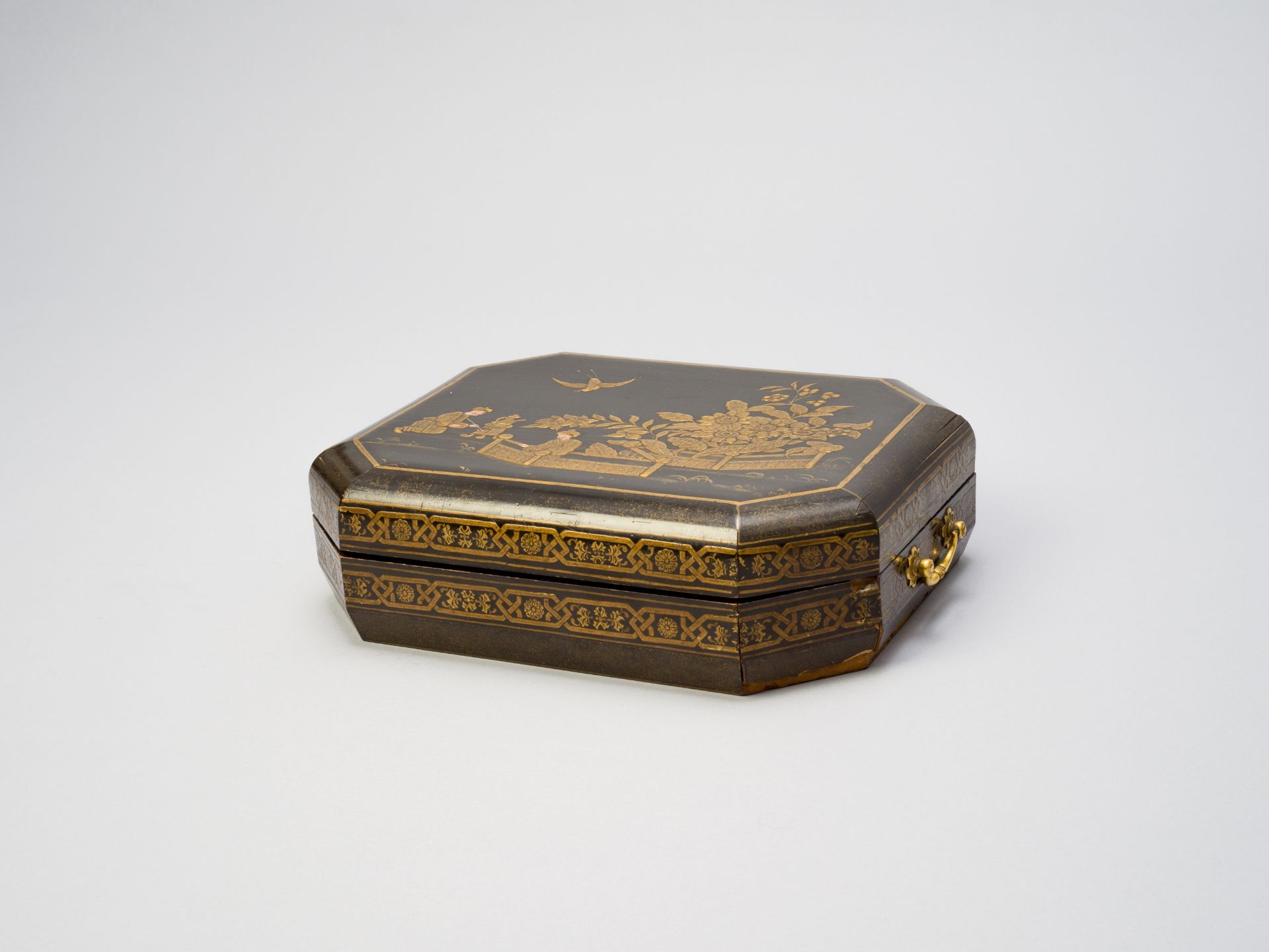 AN OCTAGONAL GILT AND BLACK LACQUER BOX, 17TH CENTURY - Bild 4 aus 5