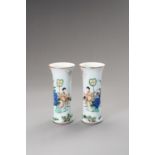 A PAIR OF FAMILLE VERTE 'IMMORTALS' MIRROR VASES, LATE QING TO REPUBLIC