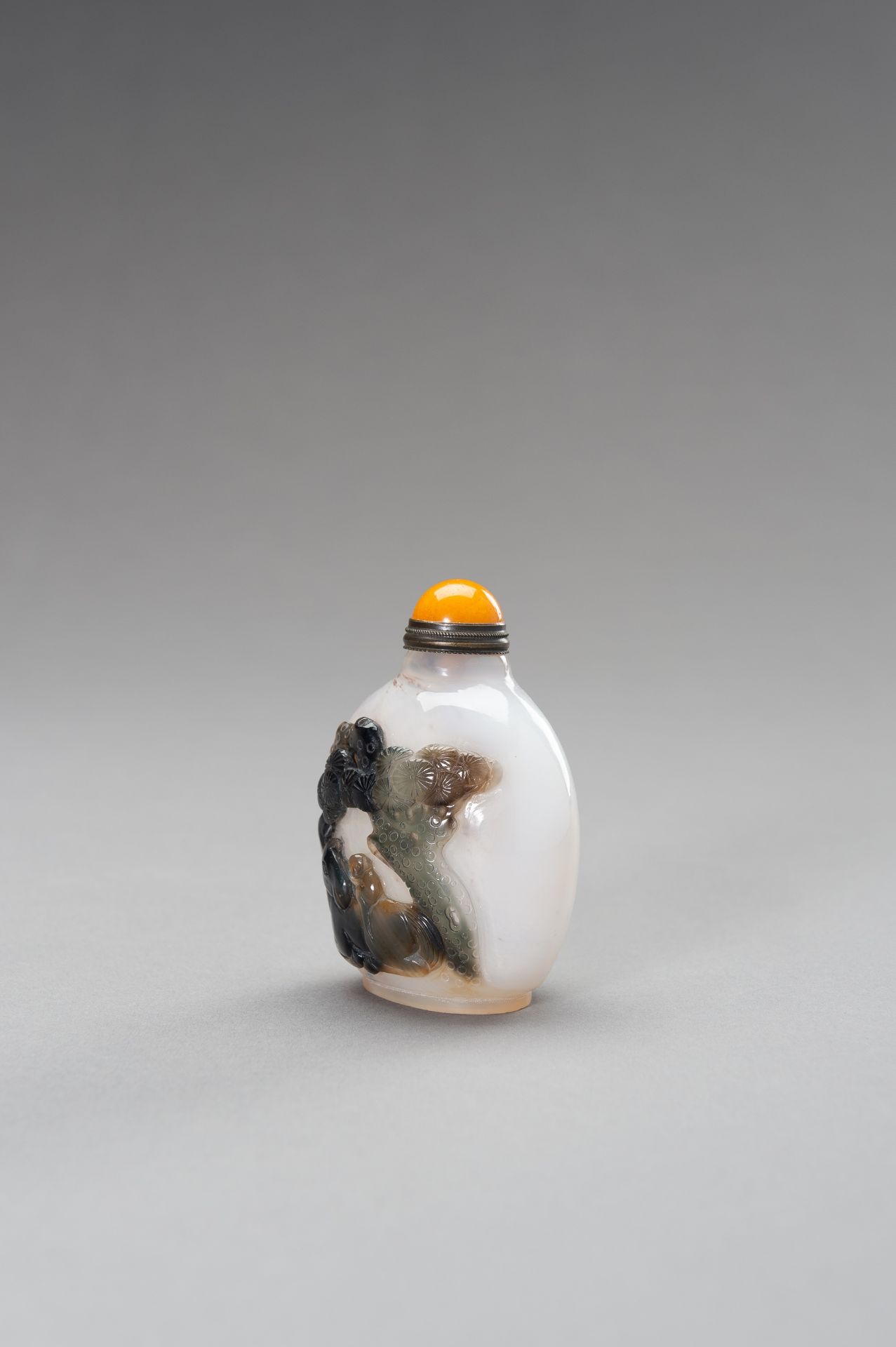 A CHALCEDONY 'HORSE AND MONKEY' SNUFF BOTTLE, 1900s - Image 3 of 11