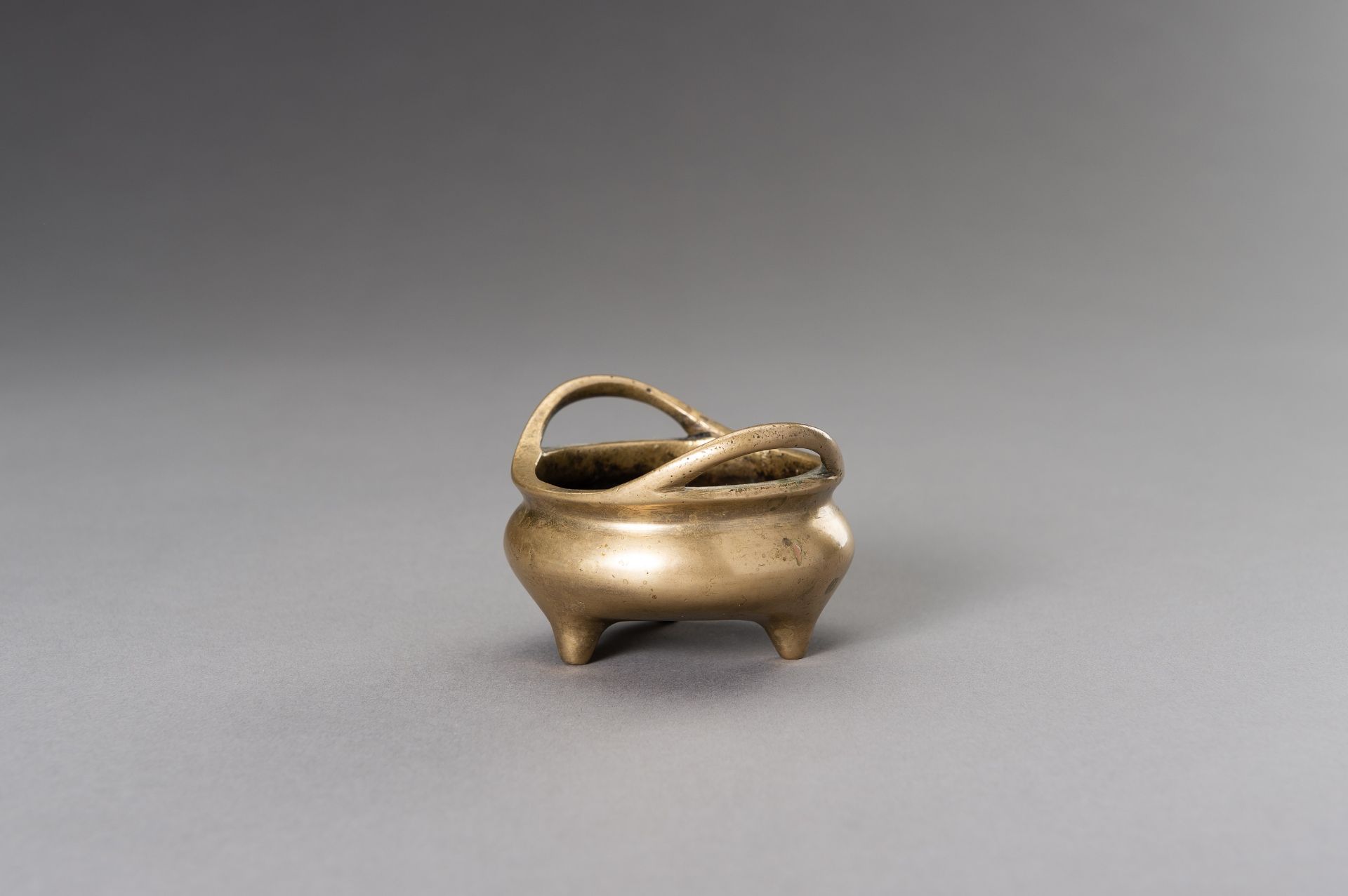 A MINIATURE BRONZE TRIPOD CENSER, QING DYNASTY - Image 5 of 9