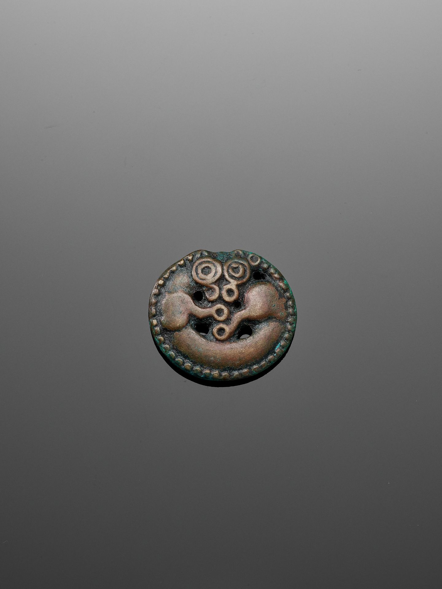 A SMALL ORDOS BRONZE PLAQUE, 7TH-6TH CENTURY BC - Image 2 of 7