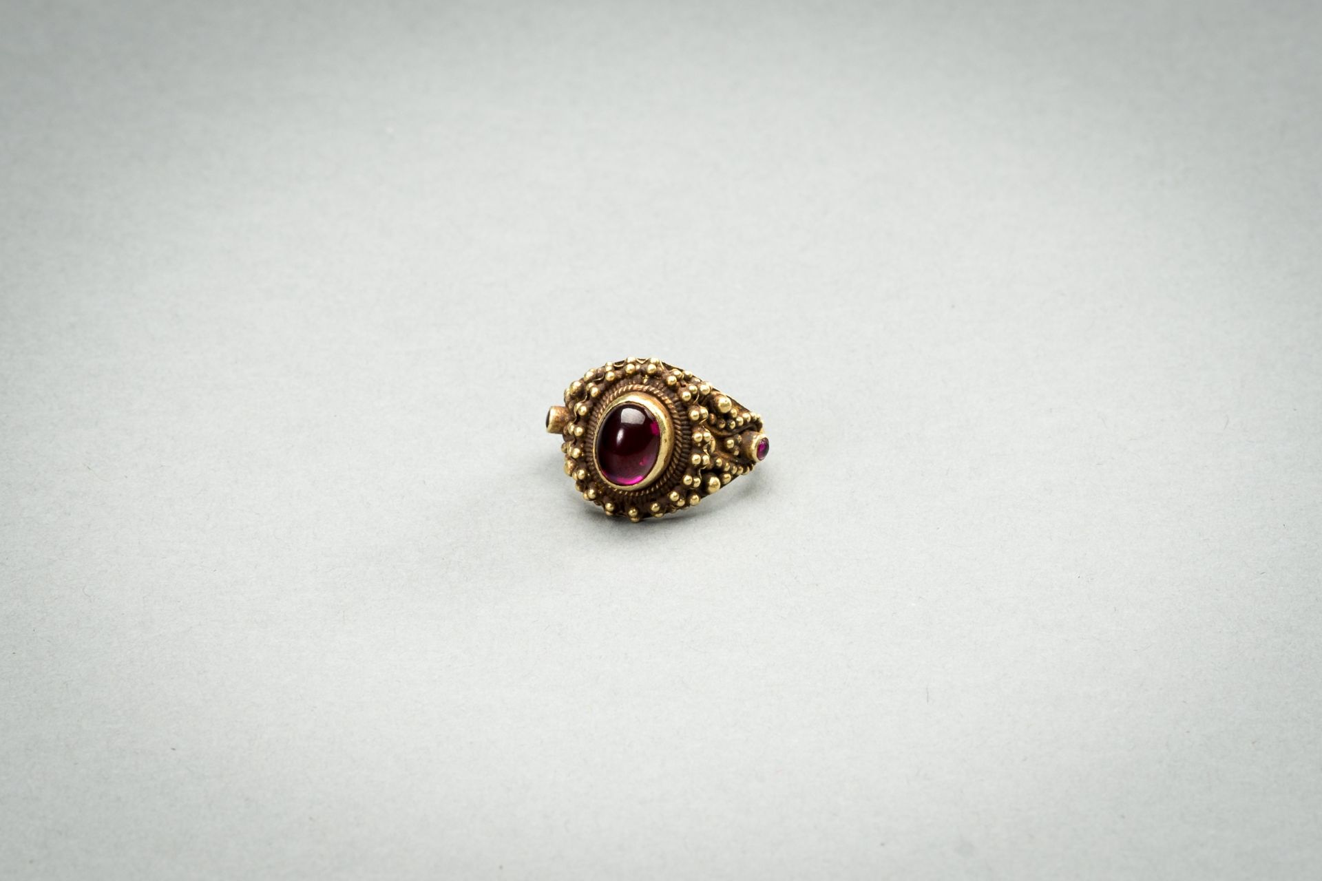 A RUBY-SET GOLD RING - Image 5 of 8