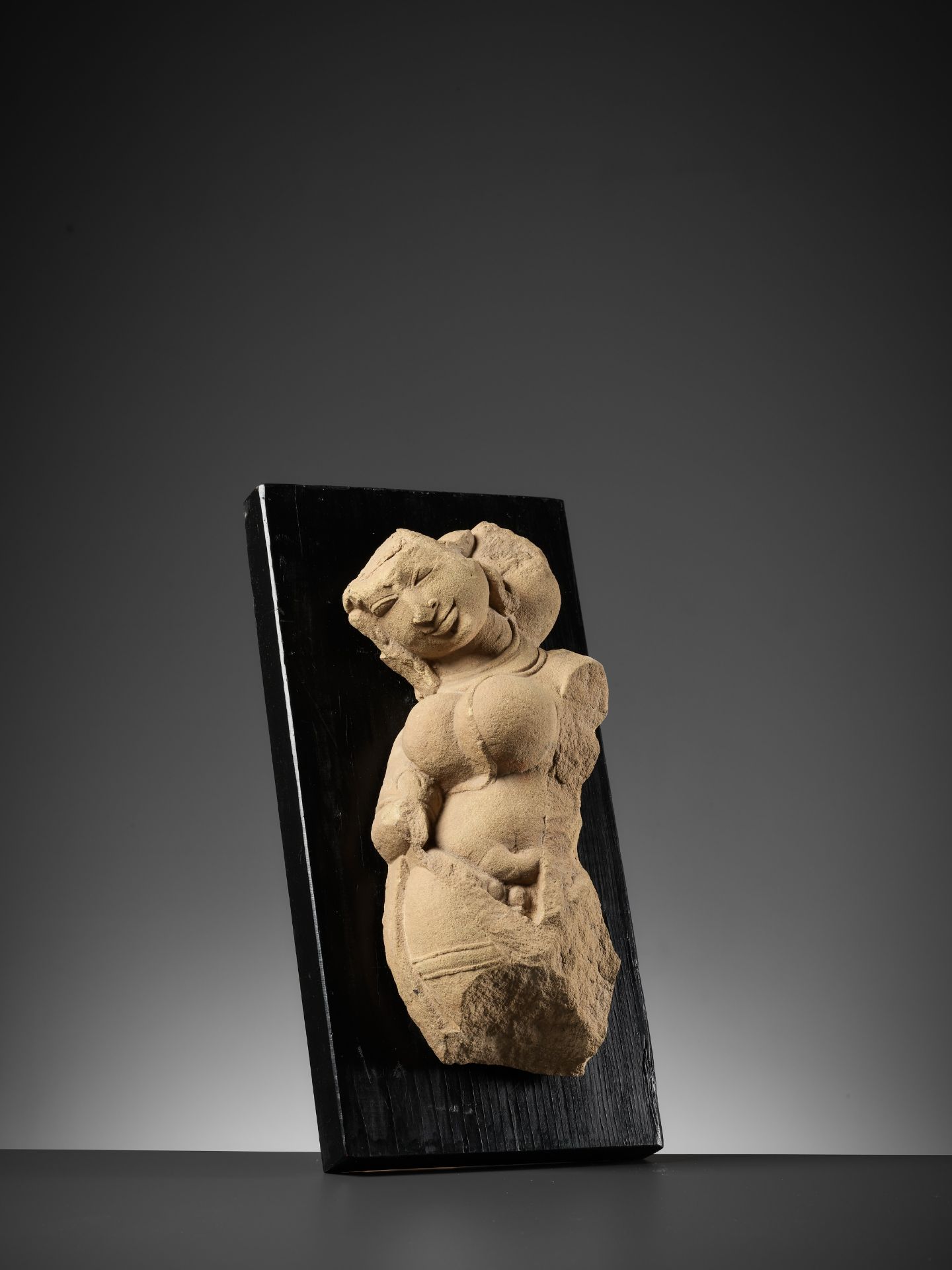 A SANDSTONE FIGURE OF A CELESTIAL WOMAN, SURASUNDARI - Image 8 of 8