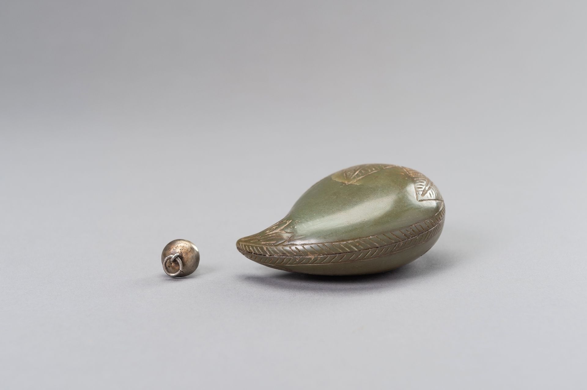 A MUGHAL-STYLE SPINACH GREEN JADE PERFUME BOTTLE - Image 10 of 14