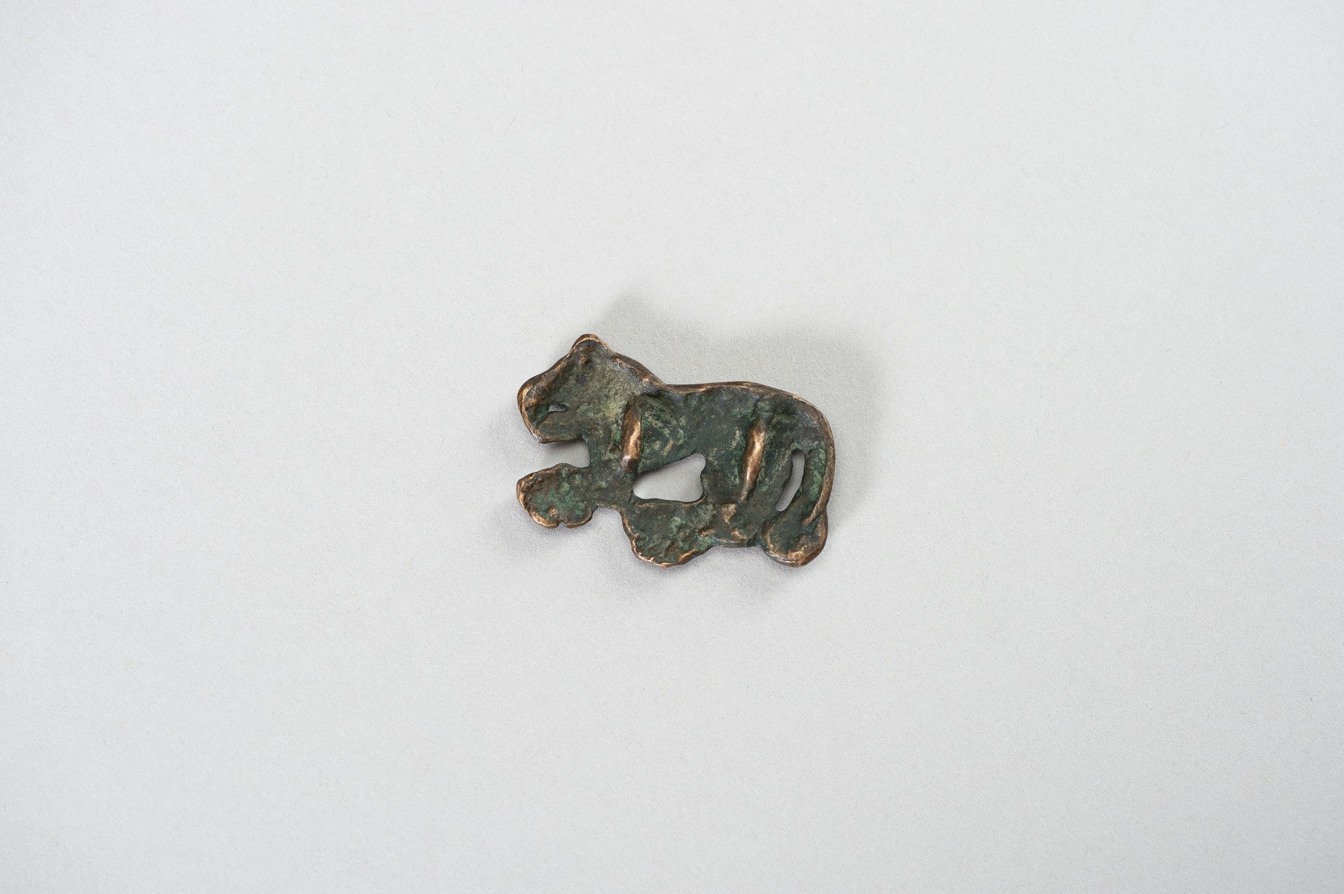 AN ORDOS BRONZE 'CROUCHING TIGER' PLAQUE, WARRING STATES - Image 2 of 3