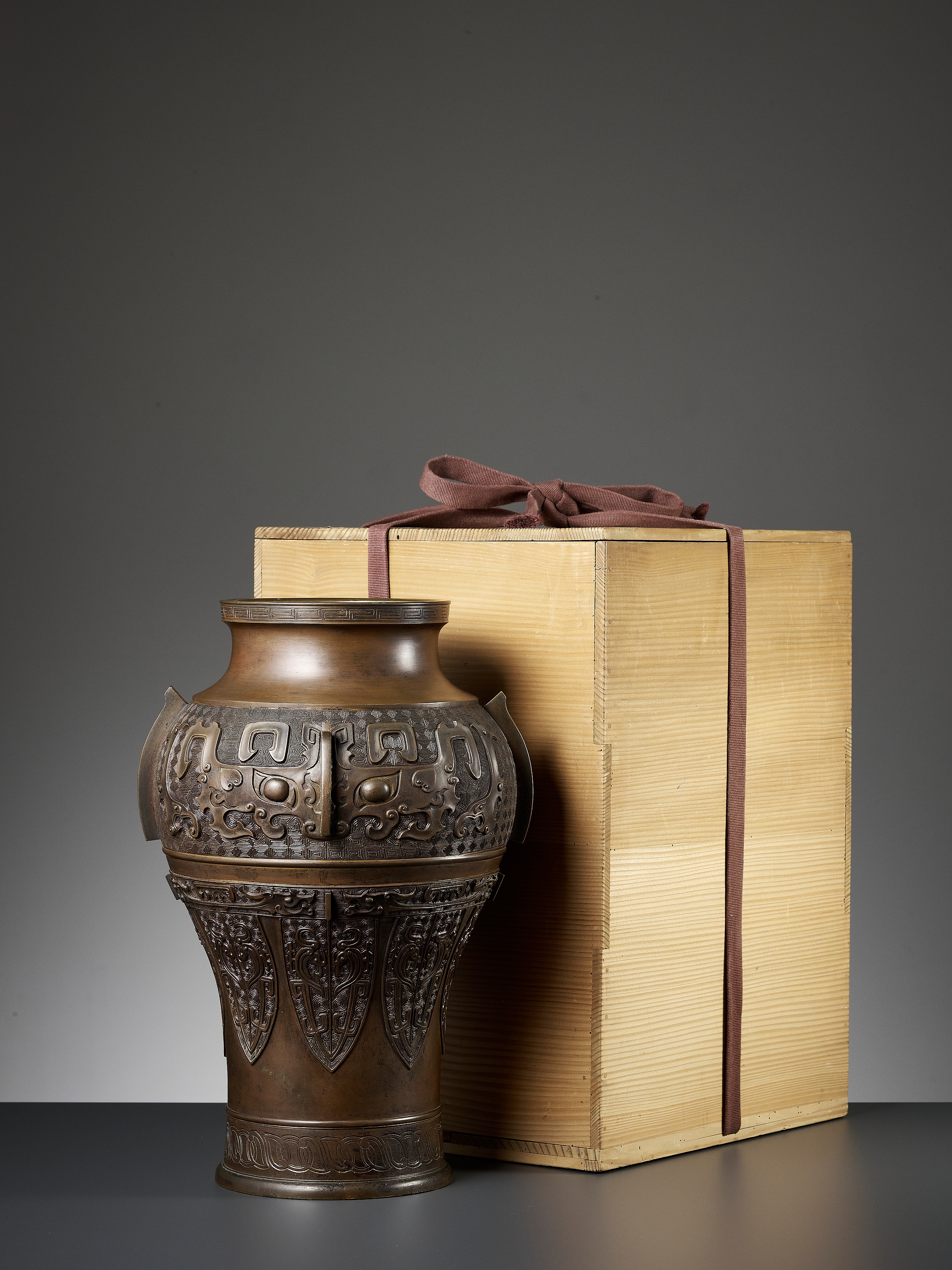 A MASSIVE BRONZE 'ARCHAISTIC' BALUSTER VASE, LATE MING TO EARLY QING - Image 8 of 10