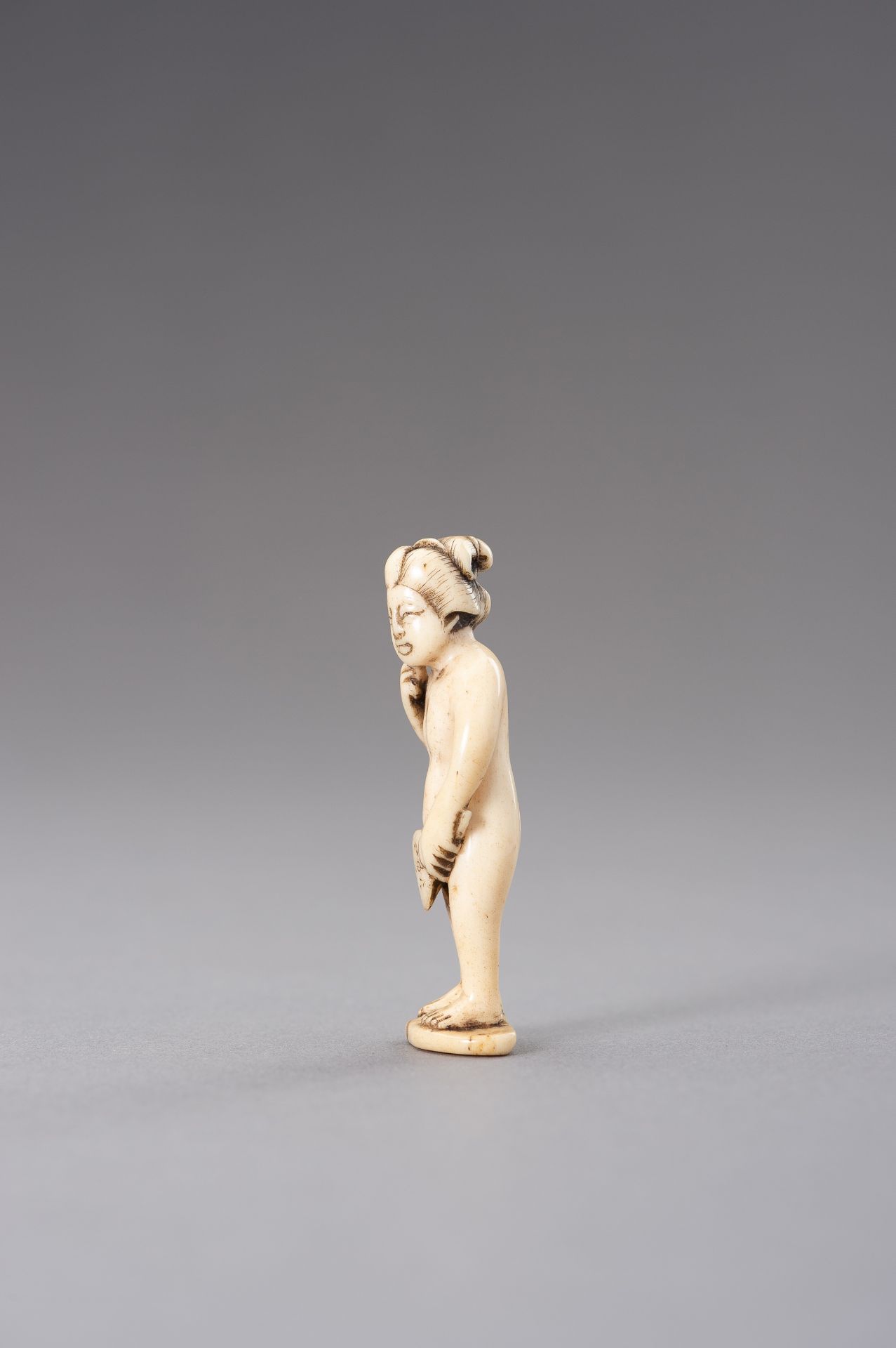 GYOKUZAN: AN IVORY NETSUKE OF A NUDE WOMAN WITH FAN - Image 3 of 9
