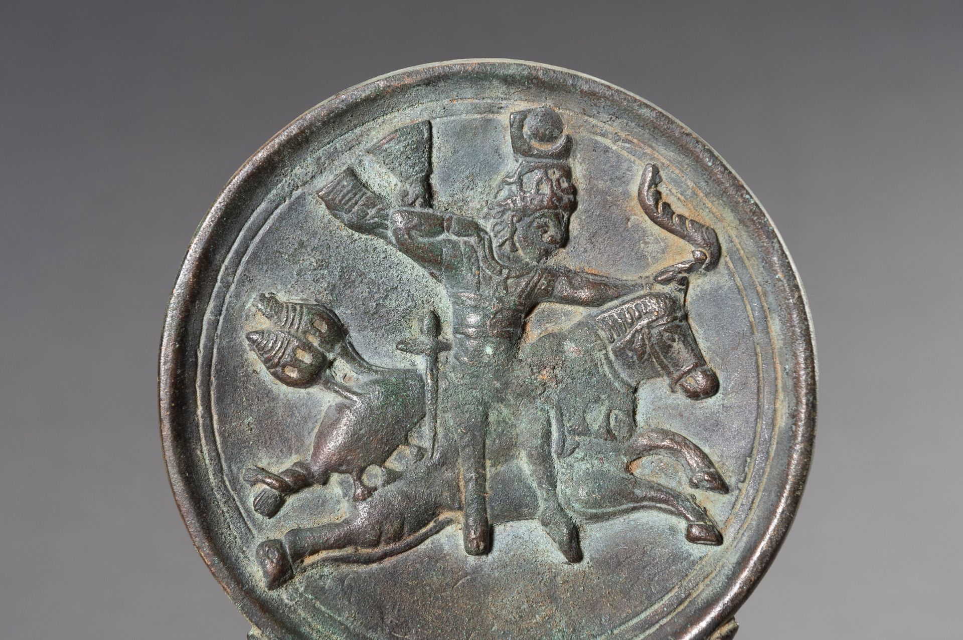 A MASSIVE GANDHARA STYLE BRONZE MIRROR WITH A FIGURAL SCENE - Image 2 of 9
