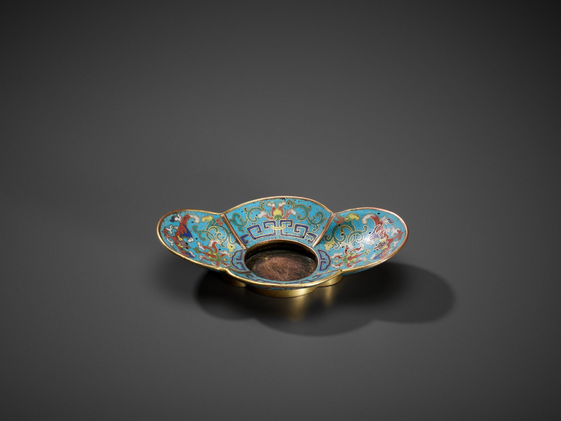 A GILT-COPPER CLOISONNE QUADRILOBED CUP STAND, 18TH CENTURY - Image 8 of 9