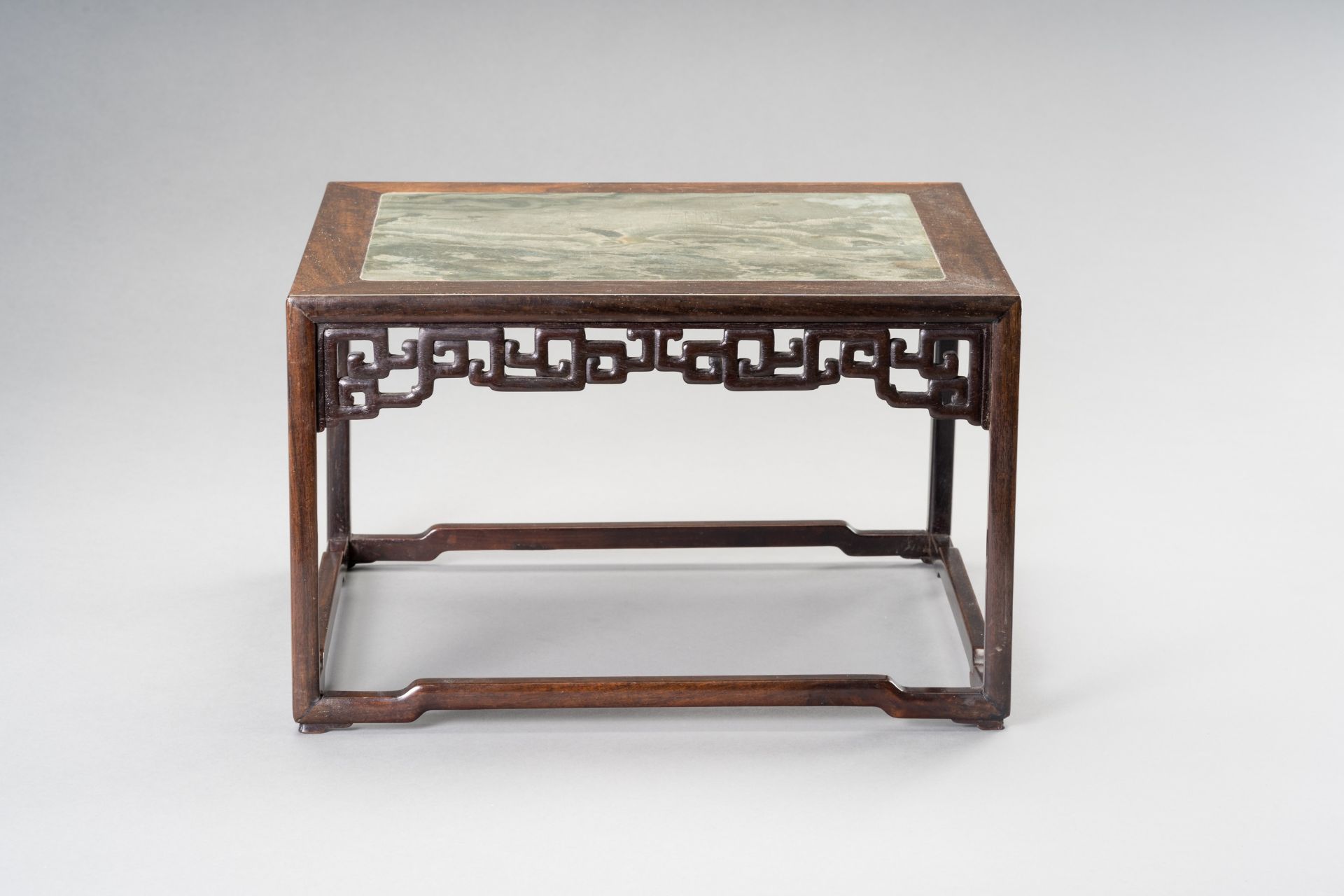 A WOOD AND MARBLE DISPLAY STAND, QING - Bild 6 aus 10