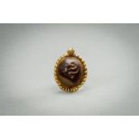 AN OVAL AGATE INTAGLIO SET 'PEGASUS' GOLD PENDANT