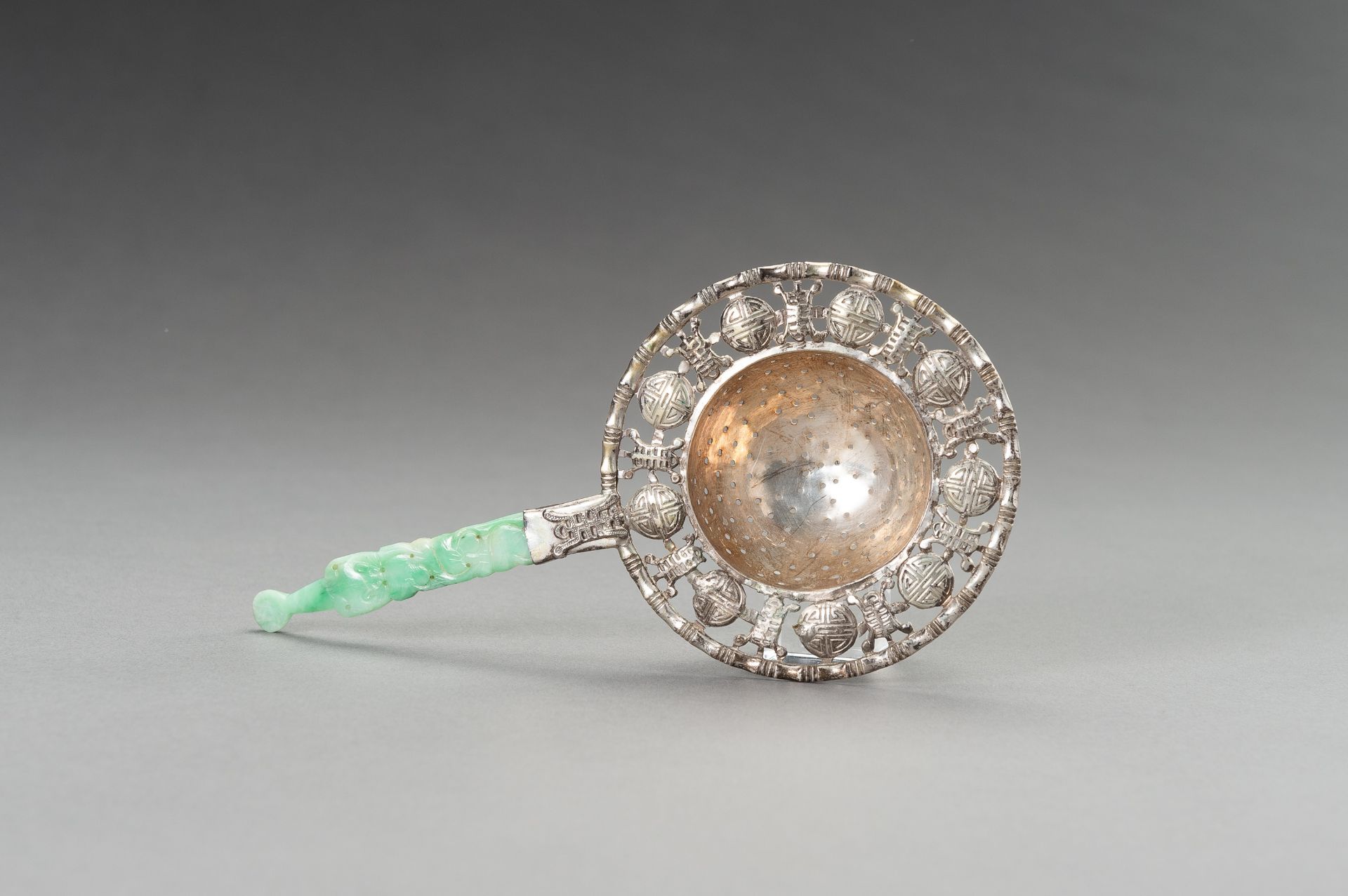 A SILVER-PLATED TEA STRAINER WITH JADEITE HANDLE - Image 8 of 10