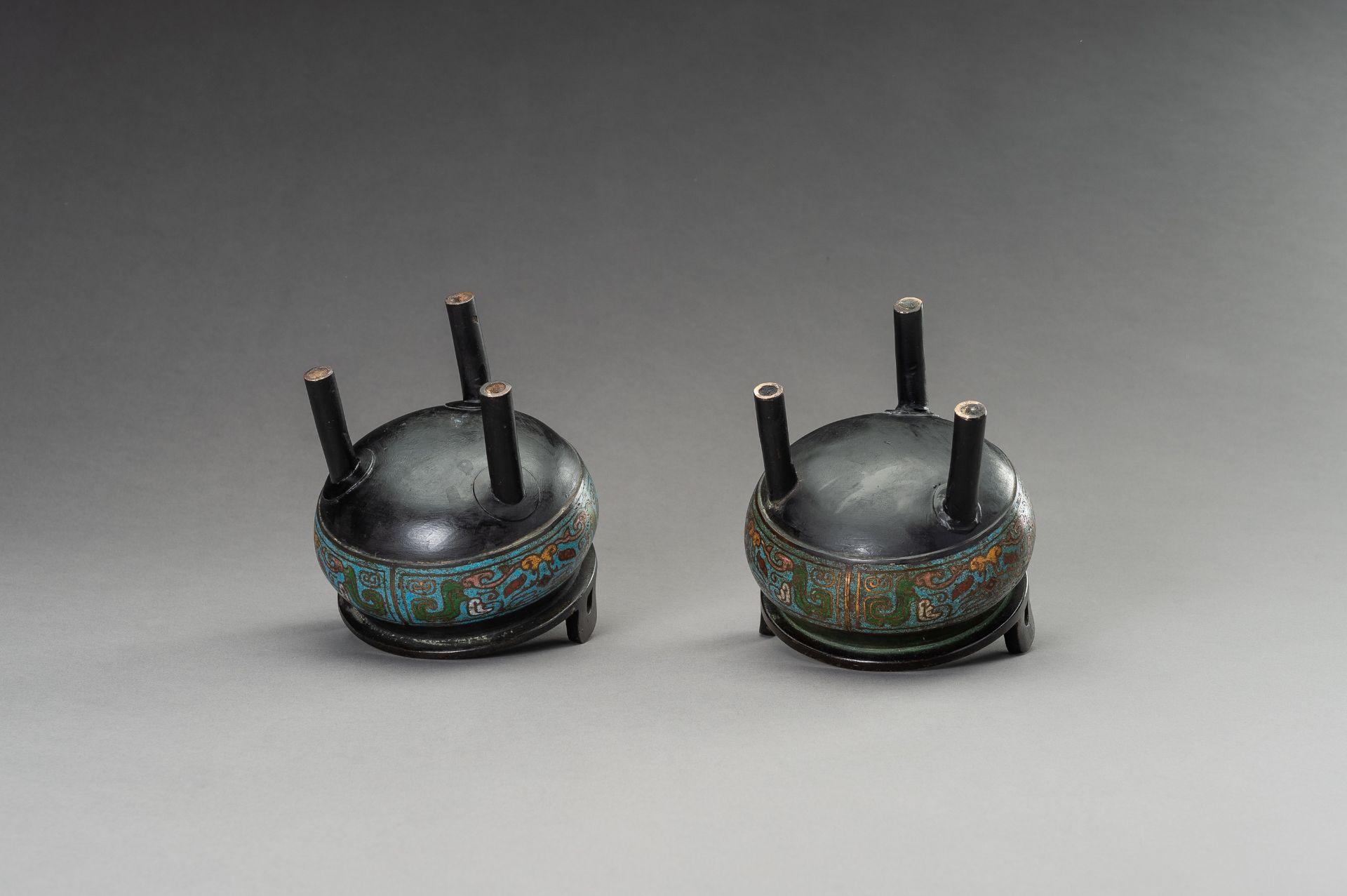 A PAIR OF CHAMPLEVE ENAMEL BRONZE TRIPOD CENSERS, QING DYNASTY - Image 9 of 9