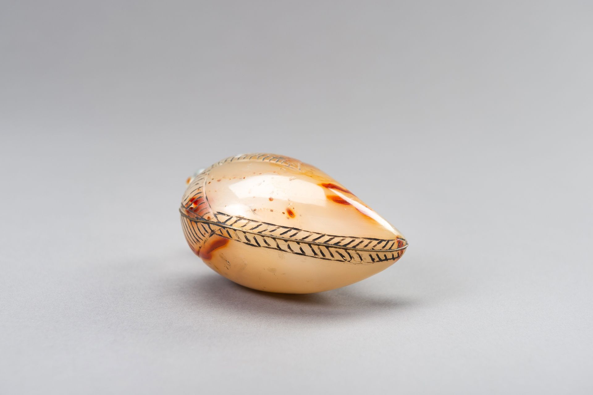 A MUGHAL-STYLE AGATE PERFUME BOTTLE - Image 6 of 12