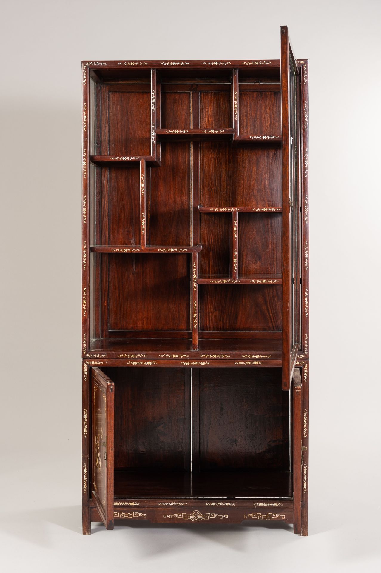 A PAIR OF MOTHER OF PEARL INLAID DISPLAY CABINETS, 1900s - Bild 5 aus 42