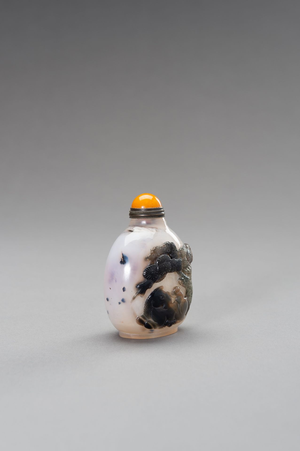 A CHALCEDONY 'HORSE AND MONKEY' SNUFF BOTTLE, 1900s - Image 6 of 11