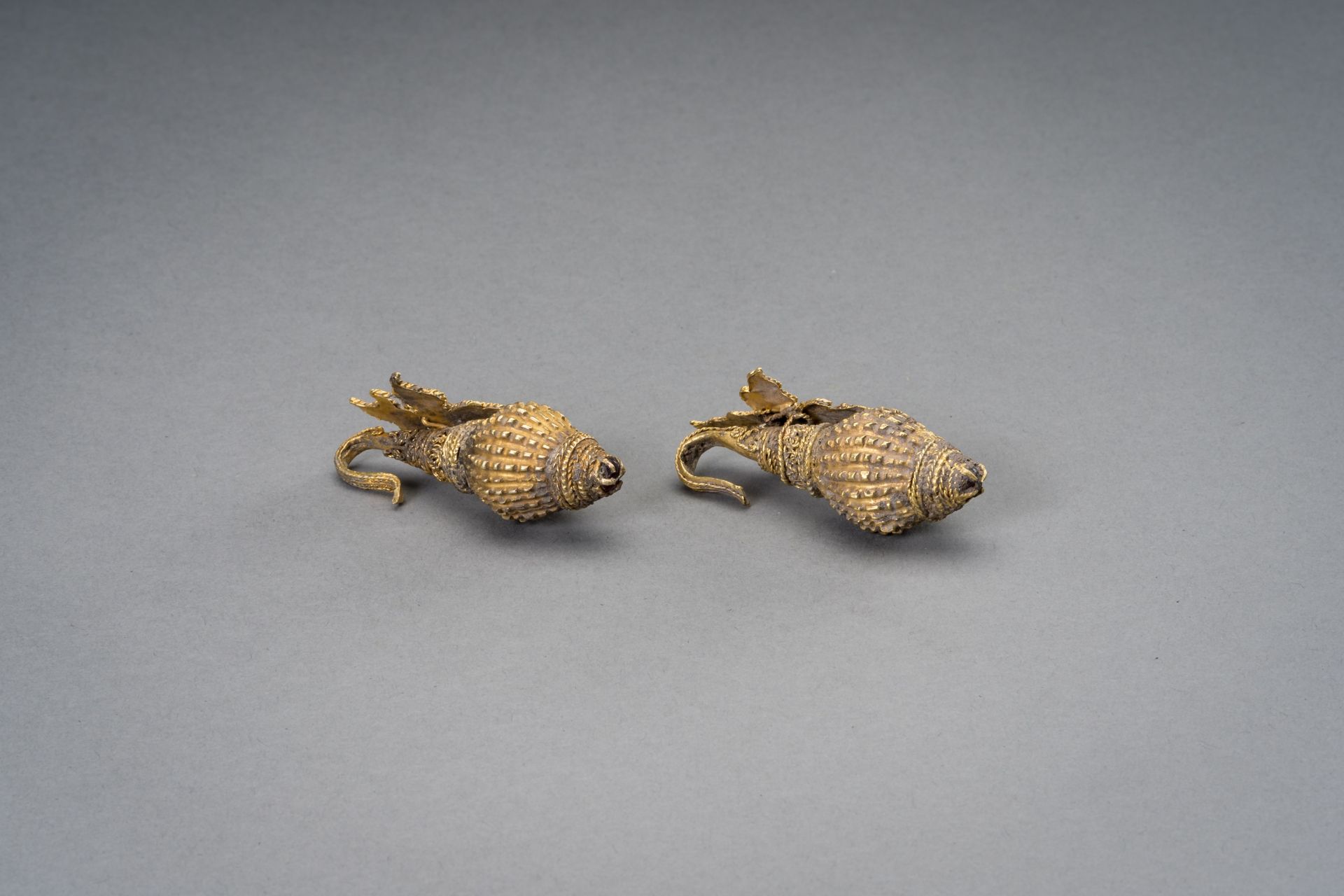 A PAIR OF INDIAN GOLD ORNAMENTS WITH CONCH AND FLOWER - Image 7 of 8