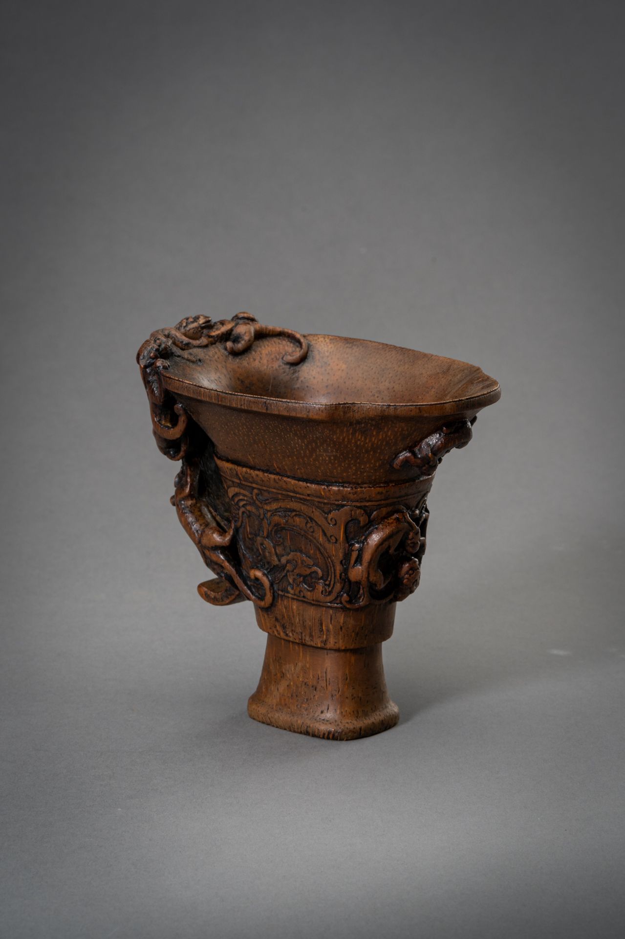 AN ARCHAISTIC BAMBOO LIBATION CUP, QING DYNASTY - Bild 9 aus 11