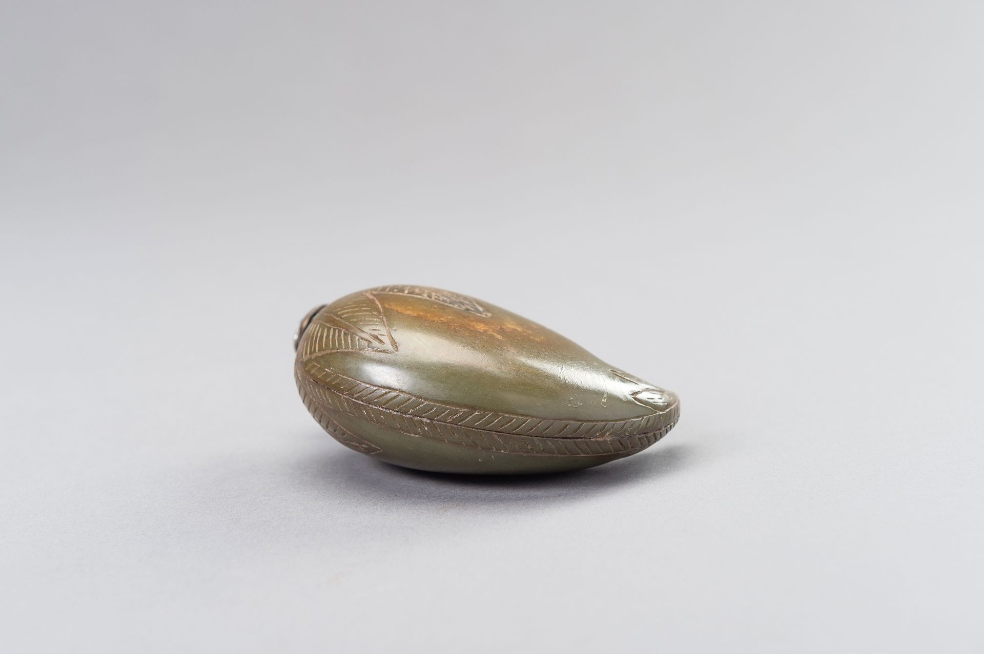 A MUGHAL-STYLE SPINACH GREEN JADE PERFUME BOTTLE - Image 14 of 14