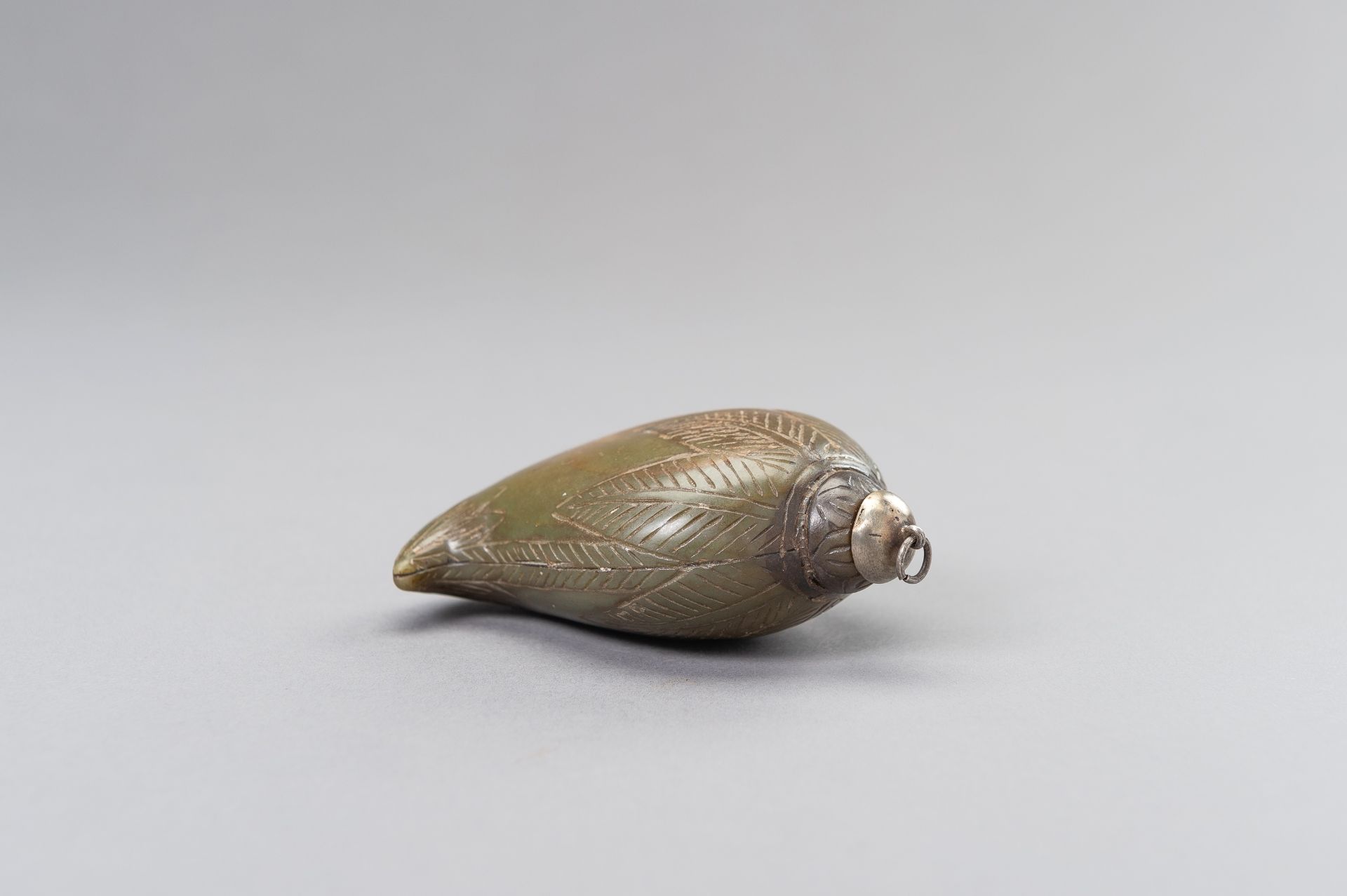A MUGHAL-STYLE SPINACH GREEN JADE PERFUME BOTTLE - Image 6 of 14