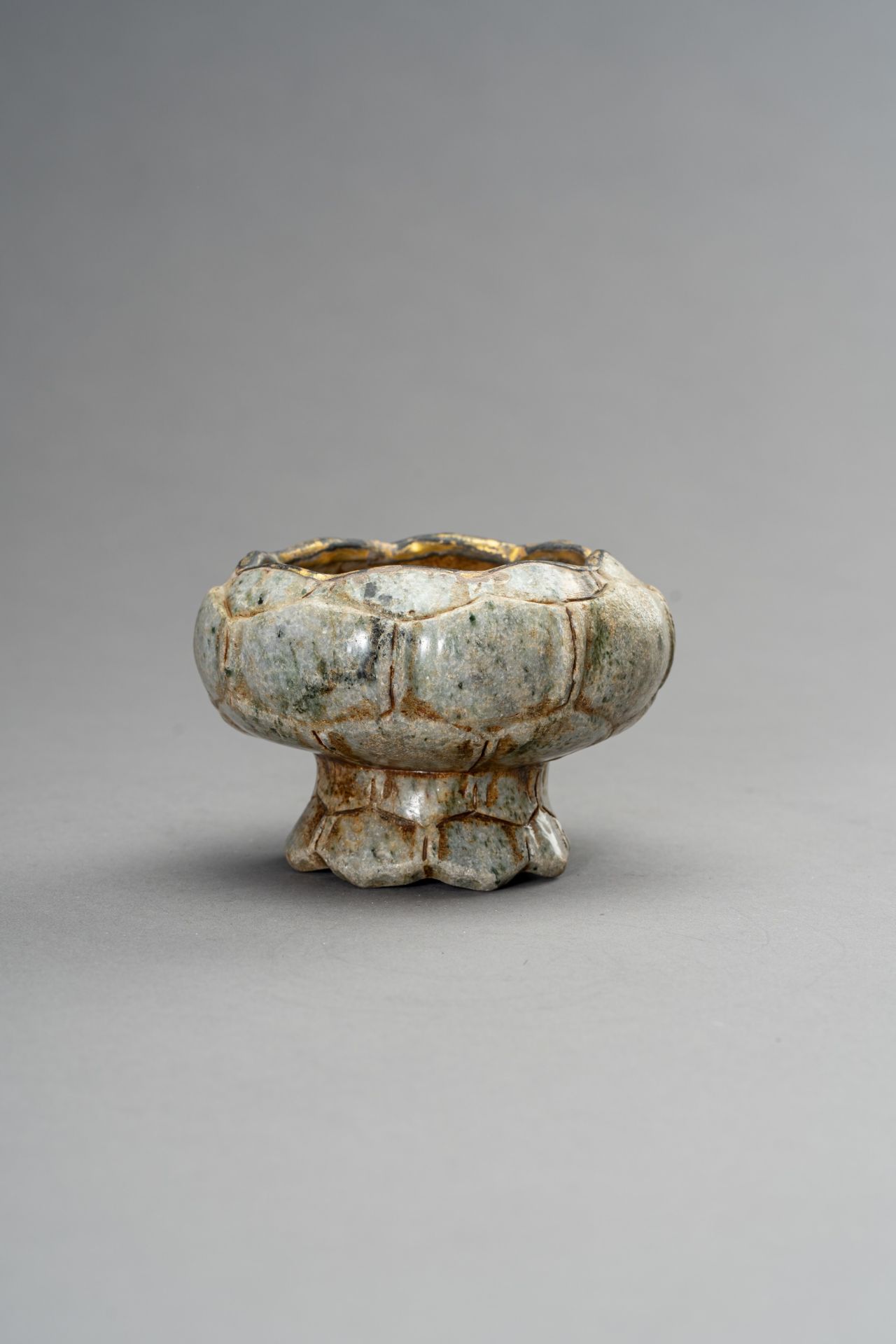 A MUGHAL-STYLE HARDSTONE 'LOTUS' INCENSE BURNER - Image 3 of 10